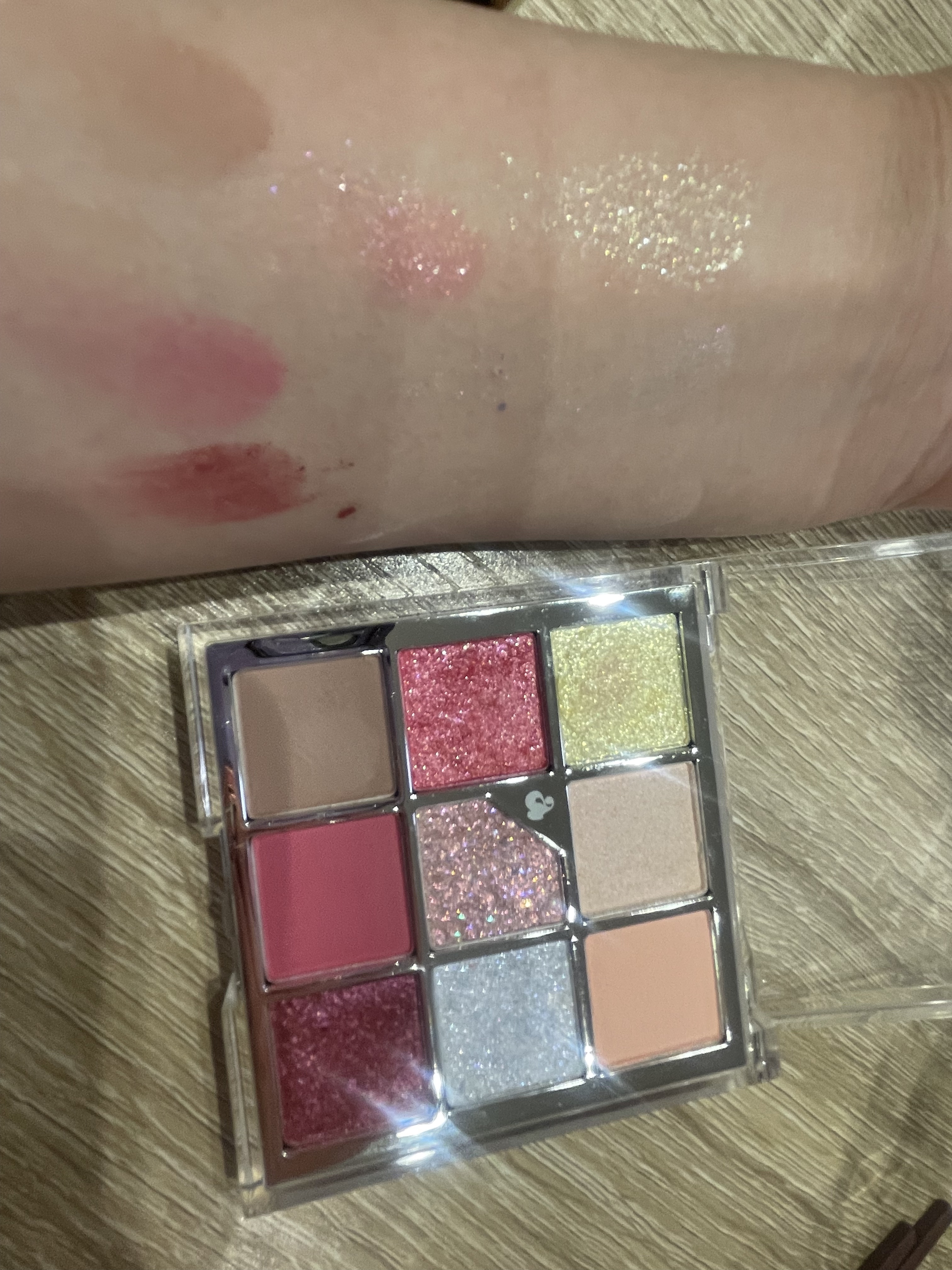 グリッターペディアアイパレット N°7 オールオブピーチエード/unleashia/アイシャドウパレットを使ったクチコミ（2枚目）