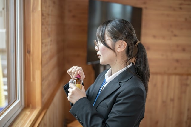 栄養ドリンクを飲む女性