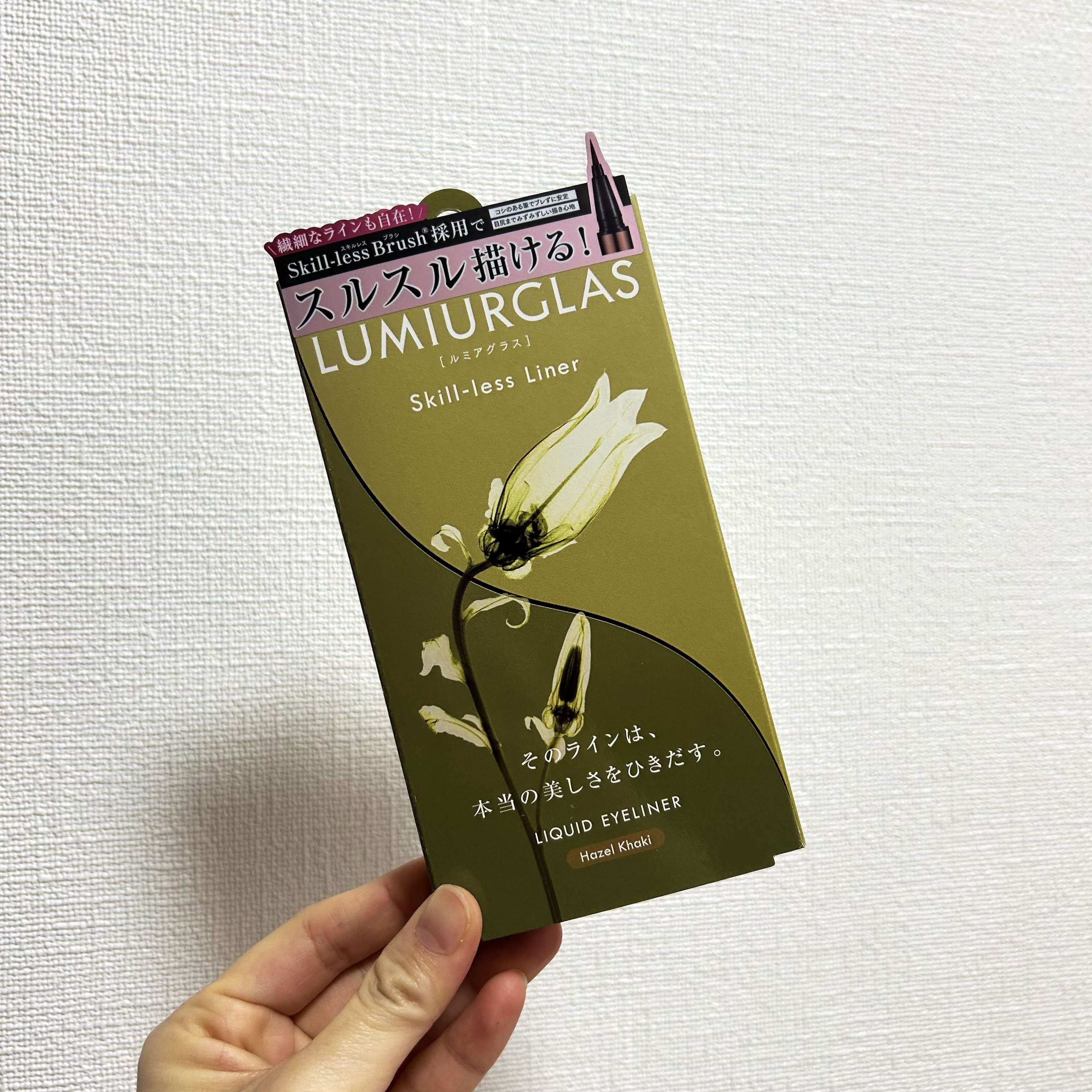 ＼ スルスル描けるリキッドアイライナー ／


今回お試しした色はヘーゼルカーキです

パッケージに書いてある通り、
アイシャドウを塗った上からでもにじまず、
コシのある筆でブレずにラインが引けます✨

★EX5ブロックインク
アイライン崩
