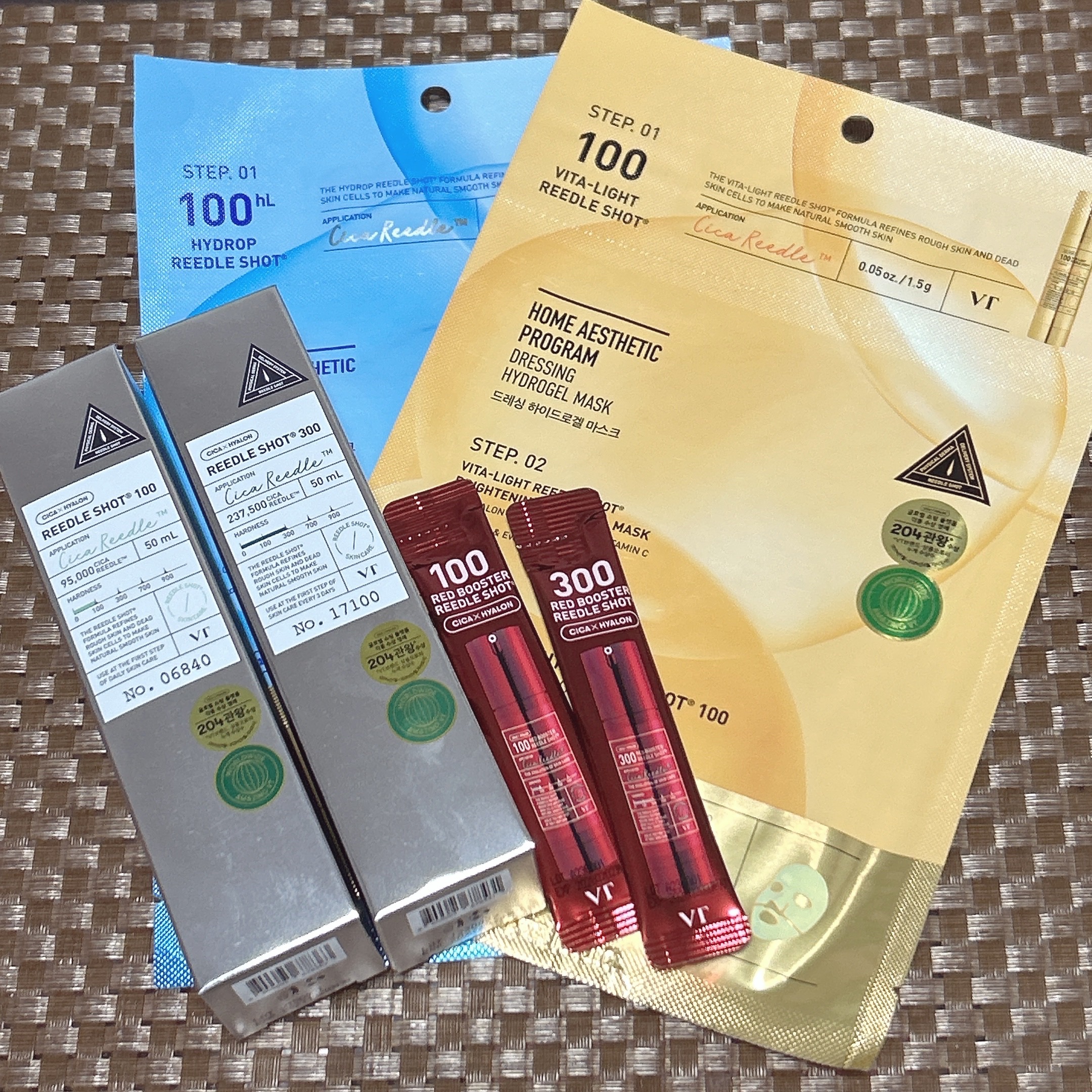 Qoo10メガ割購入品。

「VT リードルショット100」と「VT リードルショット300」をリピ。
毛穴がマシになる気がして愛用してる。

おまけにパックも貰えたので使ってみてレビュー予定。
コスメも欲しかったけどお金無いので我慢😣
