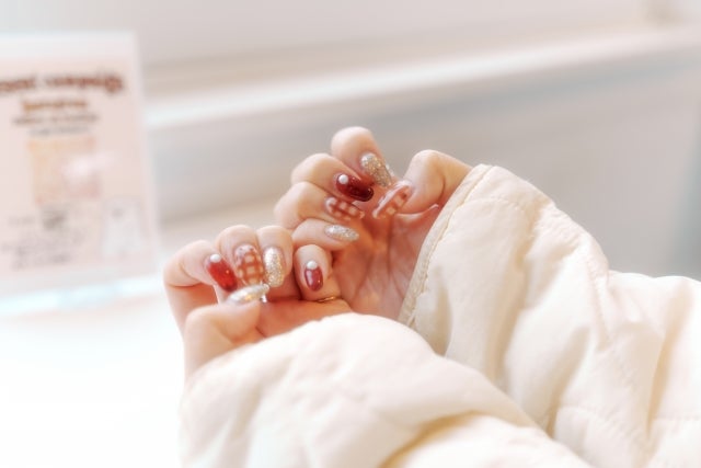 可愛らしいネイルをした手