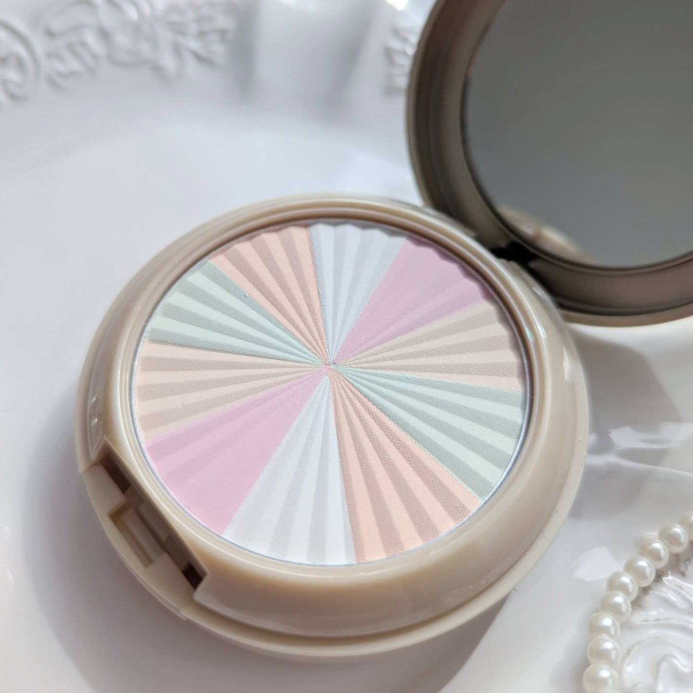 カラフルプレスドパウダー/ISARO/プレストパウダーを使ったクチコミ(2枚目)