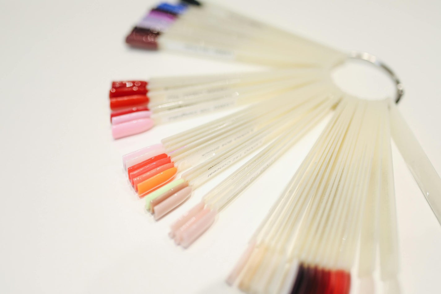 たくさんのカラーのネイルチップ