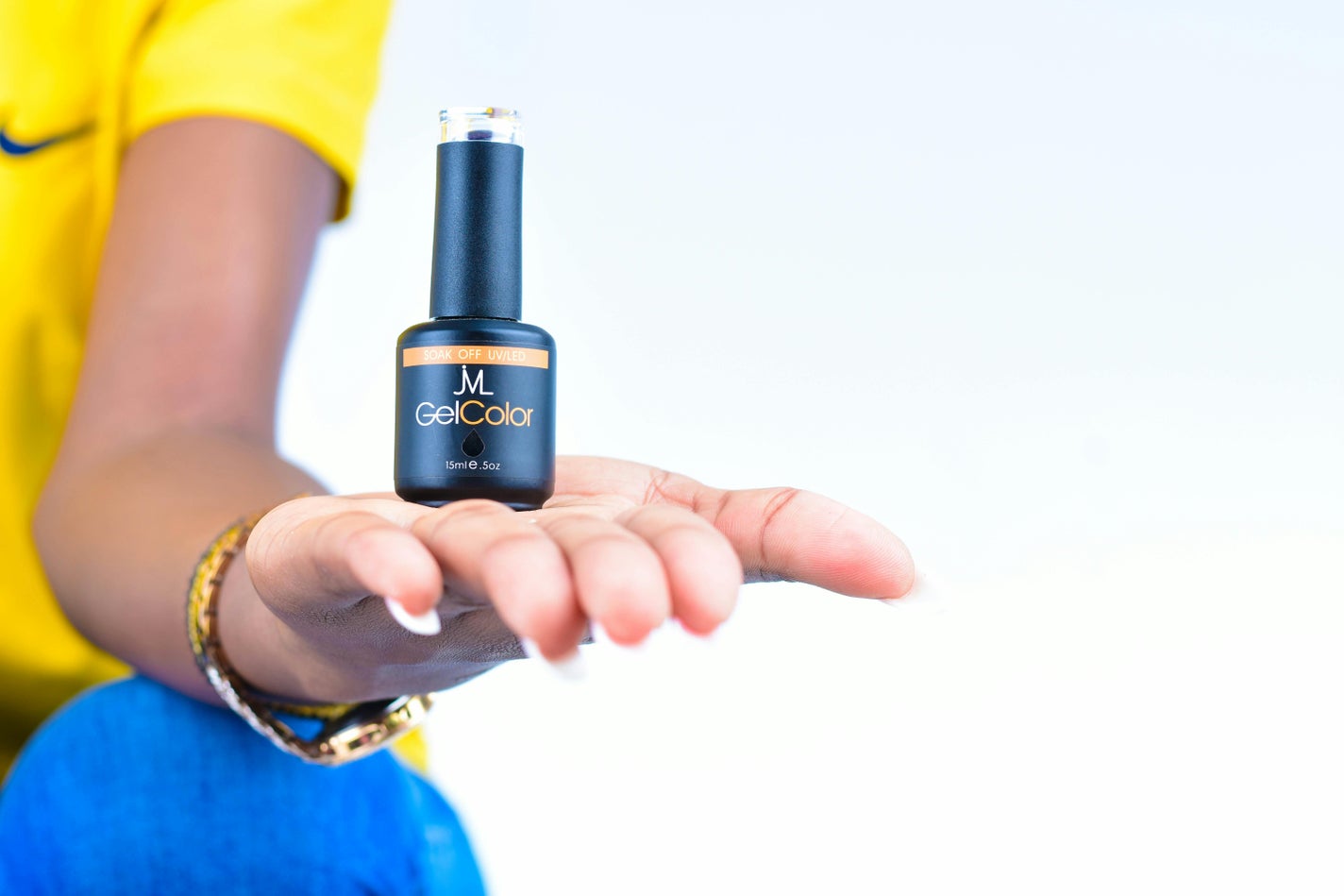 手のひらに乗ったマニキュア