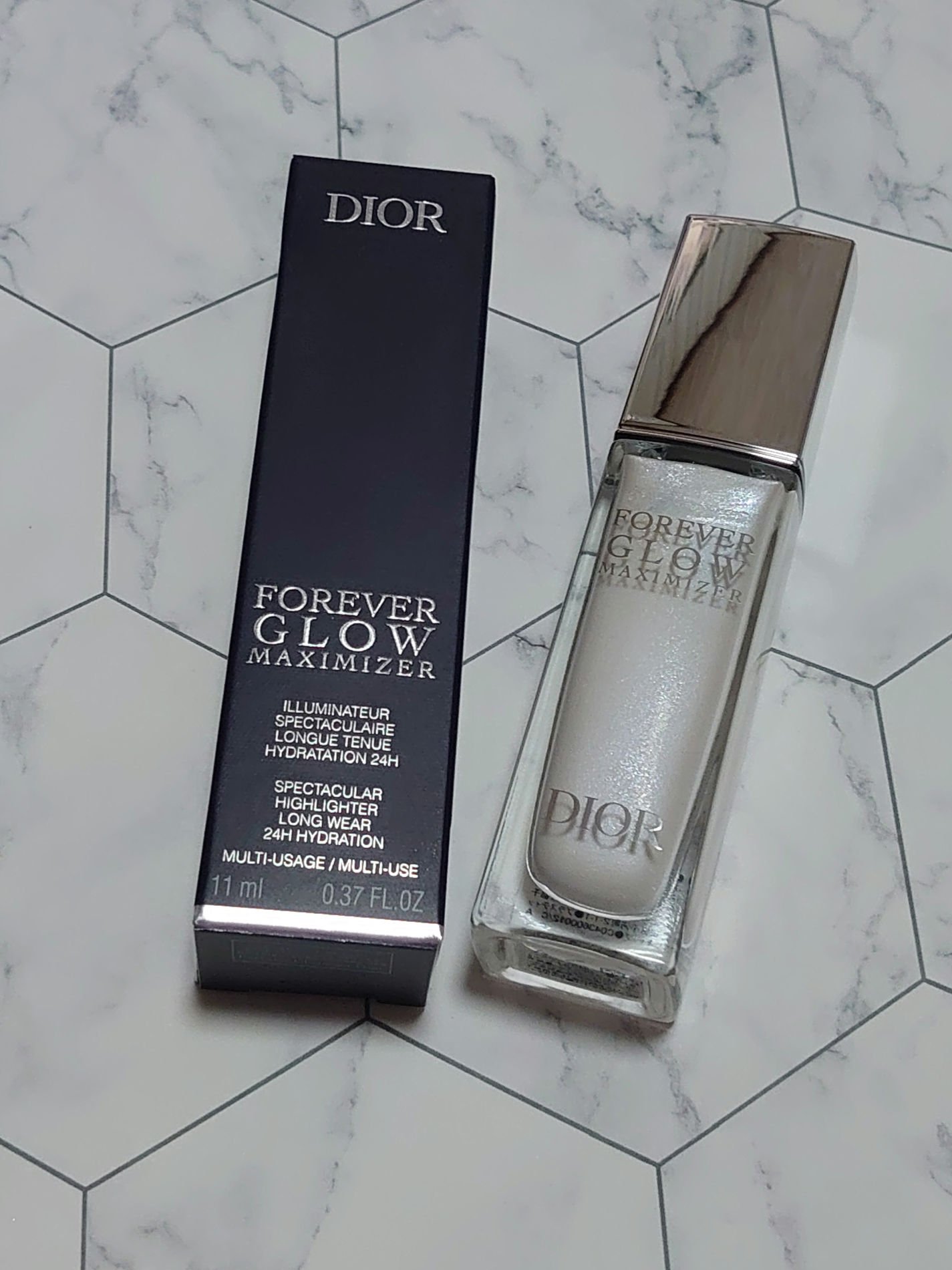 こんにちは☺️❤️❤️❤️
今回はずっと欲しかったDiorのディオールスキン フォーエヴァー グロウ マキシマイザー色は012パーリーを投稿いたします💞

💜公式より引用💜
ツヤと透明感、立体感も思いのままに。
みずみずしい輝きが肌に