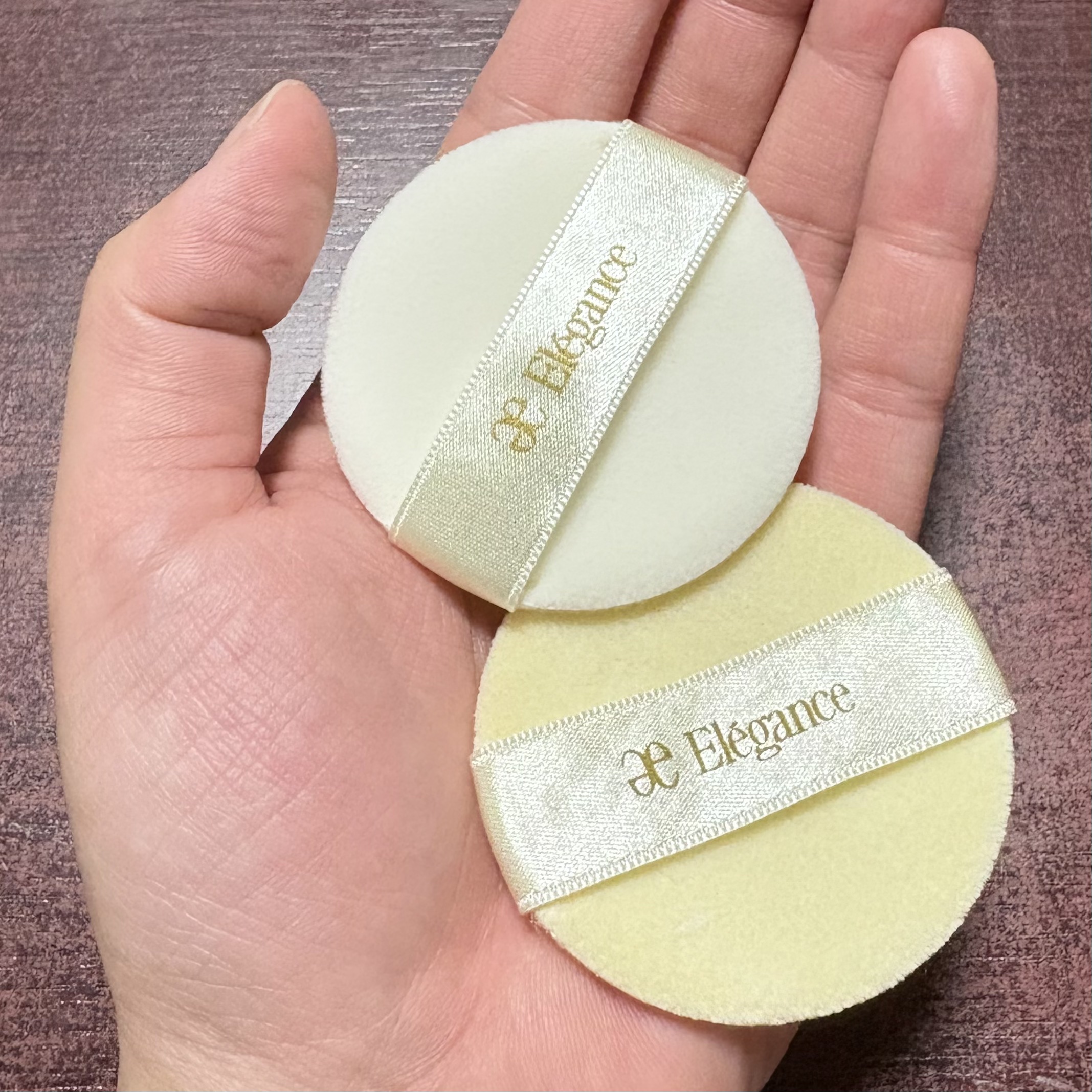 エレガンスのフェイスパウダーをもう1つ買ったのですが、
パフを見比べると、これまでのものと新品と一目瞭然…👀

ときどき洗ってはいたのですが、
たまに買い換えた方がいいと改めて実感しました。。