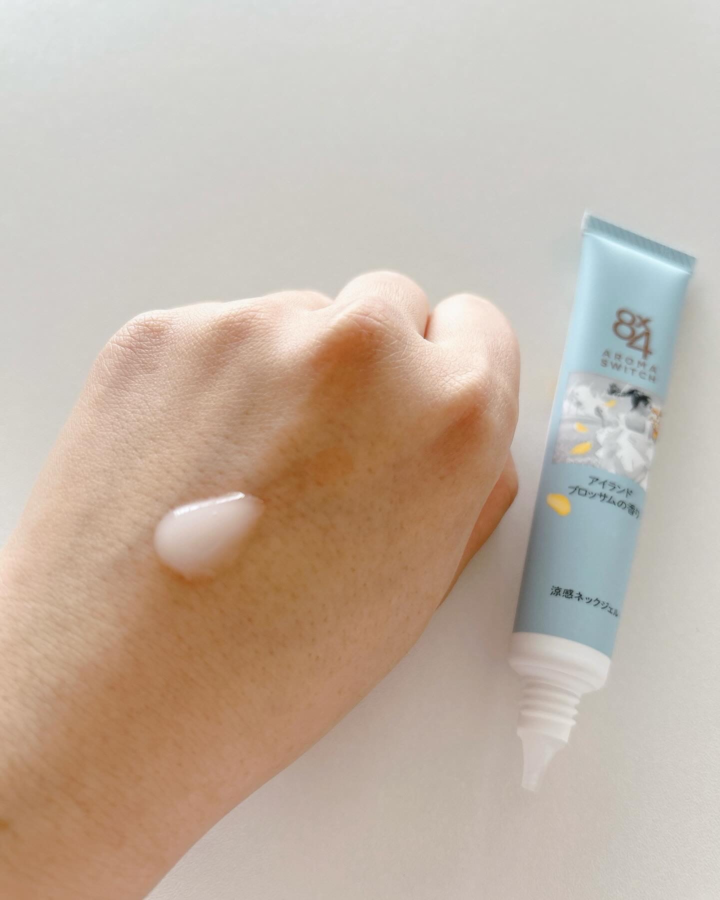 8x4 アロマスイッチ 涼感ネックジェル アイランドブロッサムの香り/８ｘ４/デオドラント・制汗剤を使ったクチコミ（2枚目）