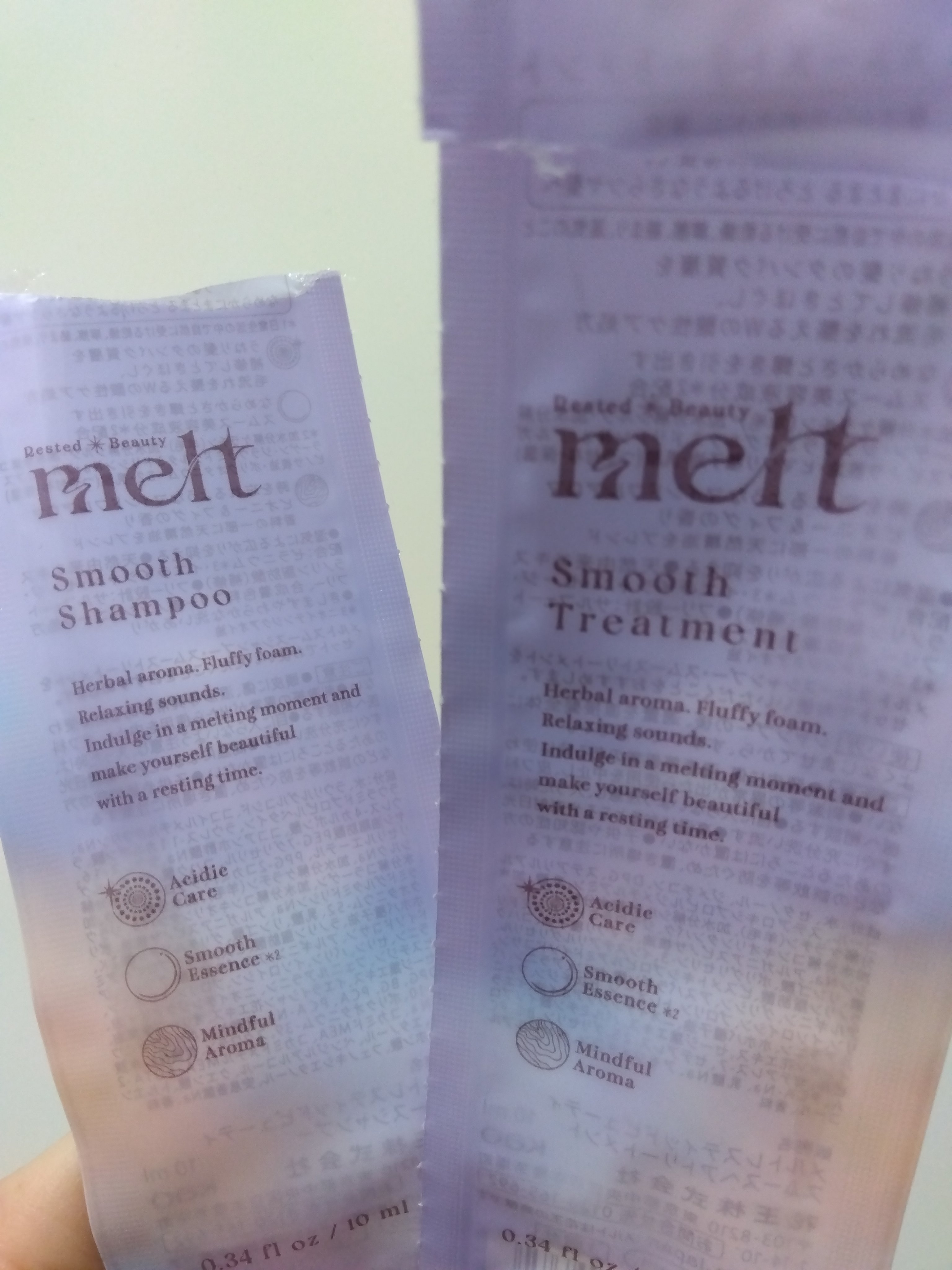 meltメルト スムースシャンプー/トリートメントピロー 20mlシャンプー10ml+トリートメント10ml

気になっていたので、お試ししてみました！

うねり髪のタンパク質層を
補修してときほぐし、
毛流れを整えるWの酸性ケア

なめら