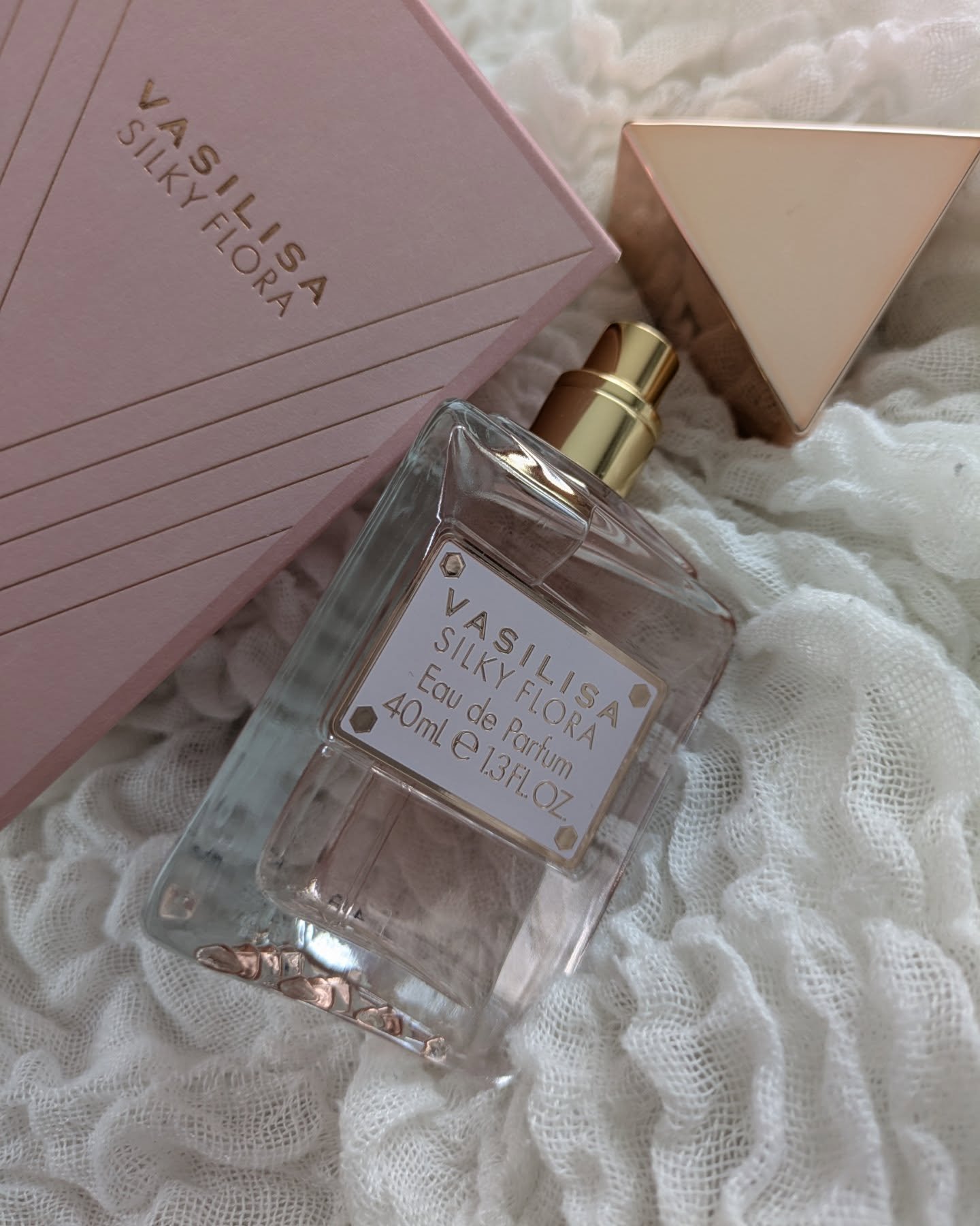 .

 ヴァンシリーサの香水
🩷シルキー　フローラ
  オードパルファム

フローラルバニラの香り✨️
甘すぎずふんわり優しい香りなの♡

ボトルも可愛くて置いとくだけでもお洒落🫶🏻

公式オンラインショップ、Amazon
楽天などで