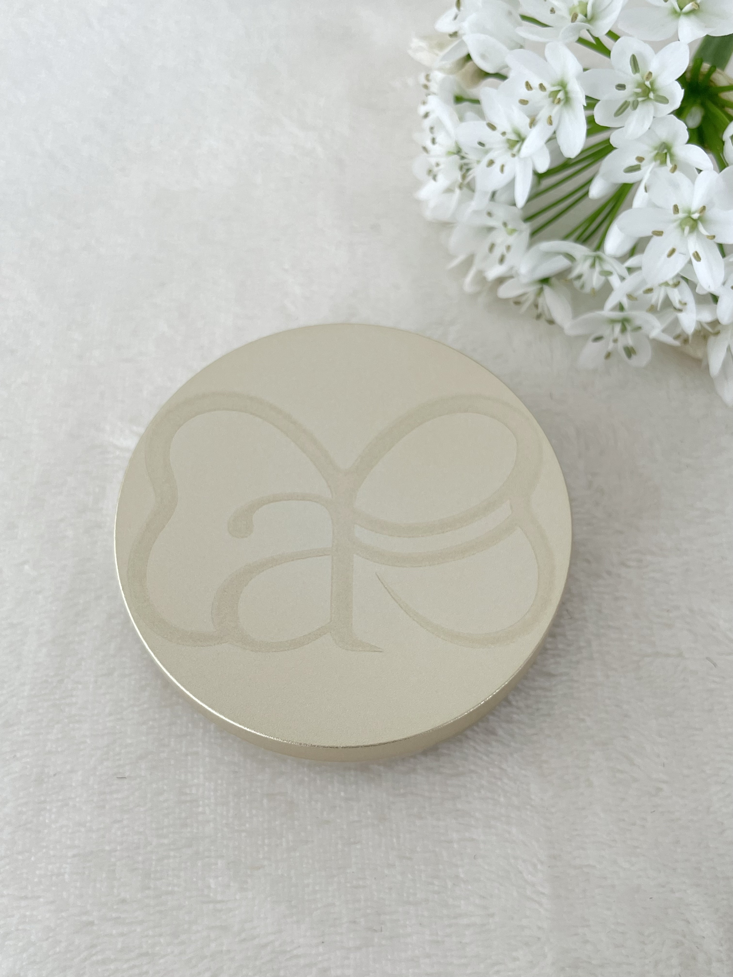 サンアンドムーン　カラフルプレスドパウダー/ISARO/プレストパウダーを使ったクチコミ（2枚目）