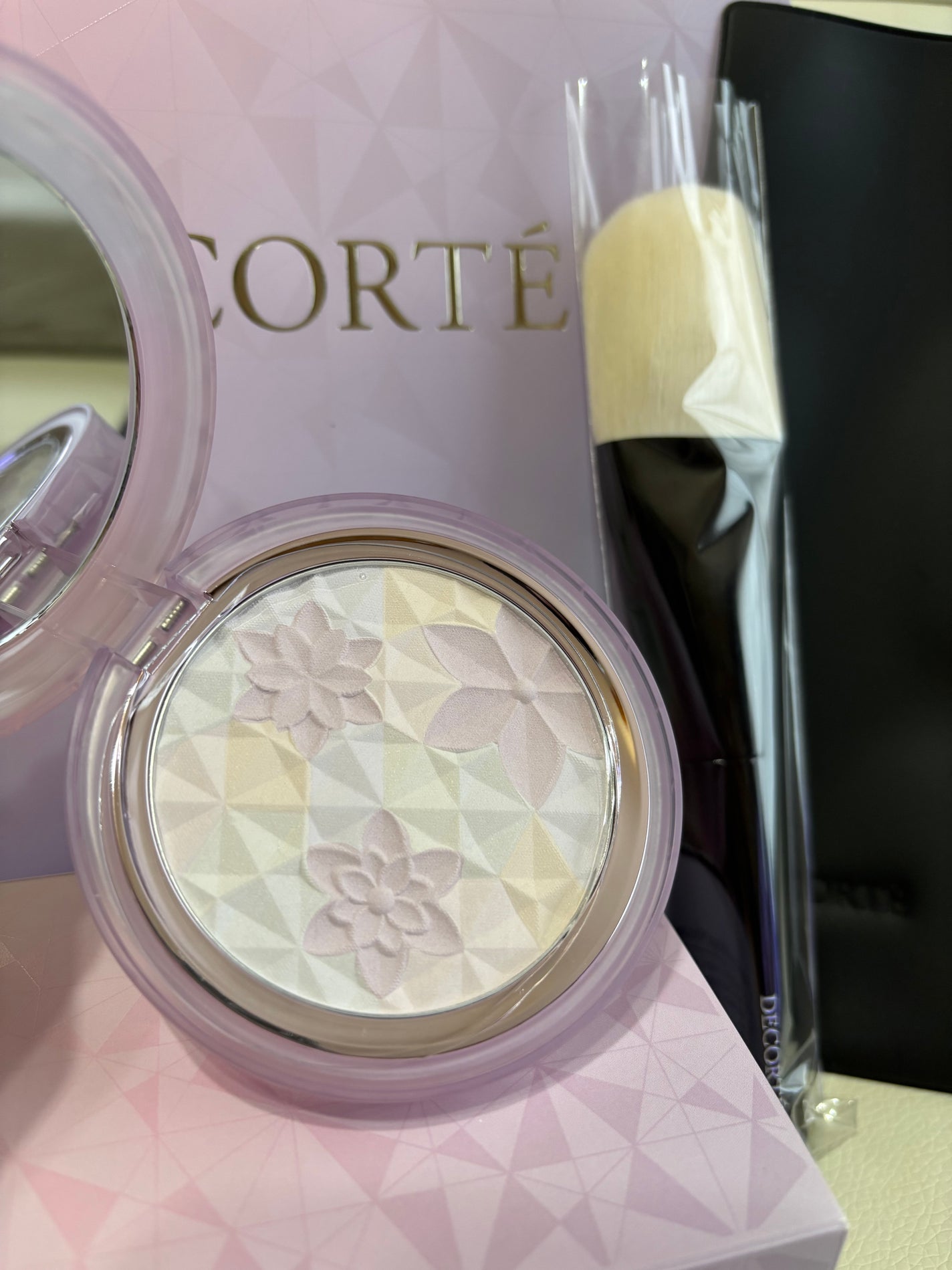 AQ オーラ リフレクター/DECORTÉ/プレストパウダーを使ったクチコミ(1枚目)