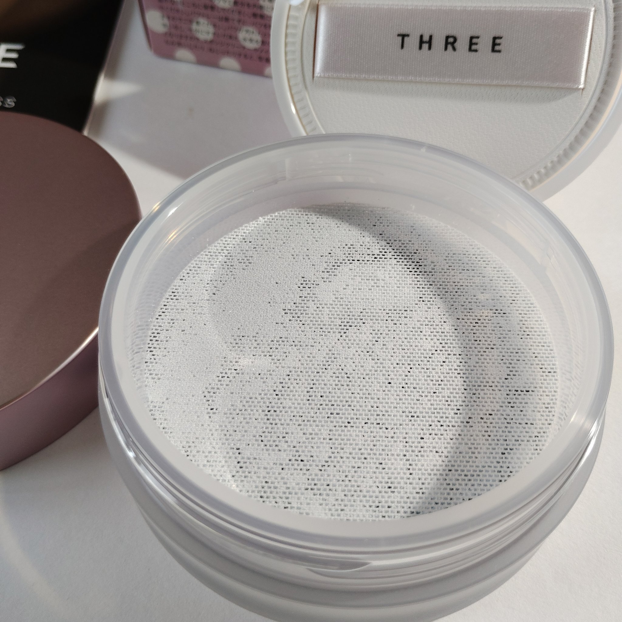 アドバンスドエシリアルスムースオペレーター ルースパウダー/THREE/ルースパウダーを使ったクチコミ（2枚目）