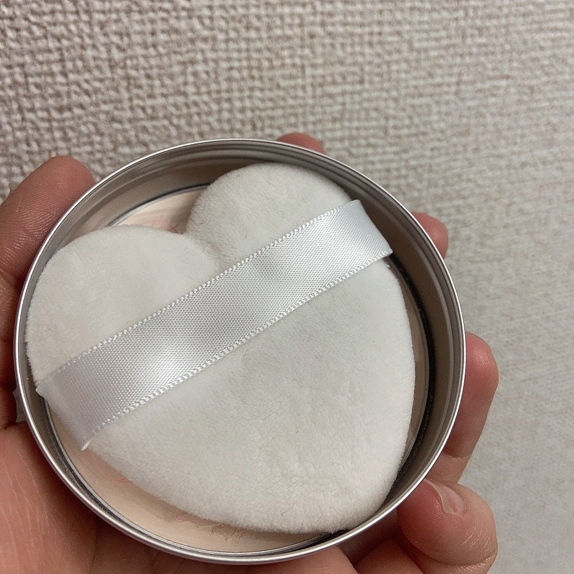 すっぴんパウダーC ホワイトフローラルブーケの香り/クラブ/プレストパウダーを使ったクチコミ(2枚目)