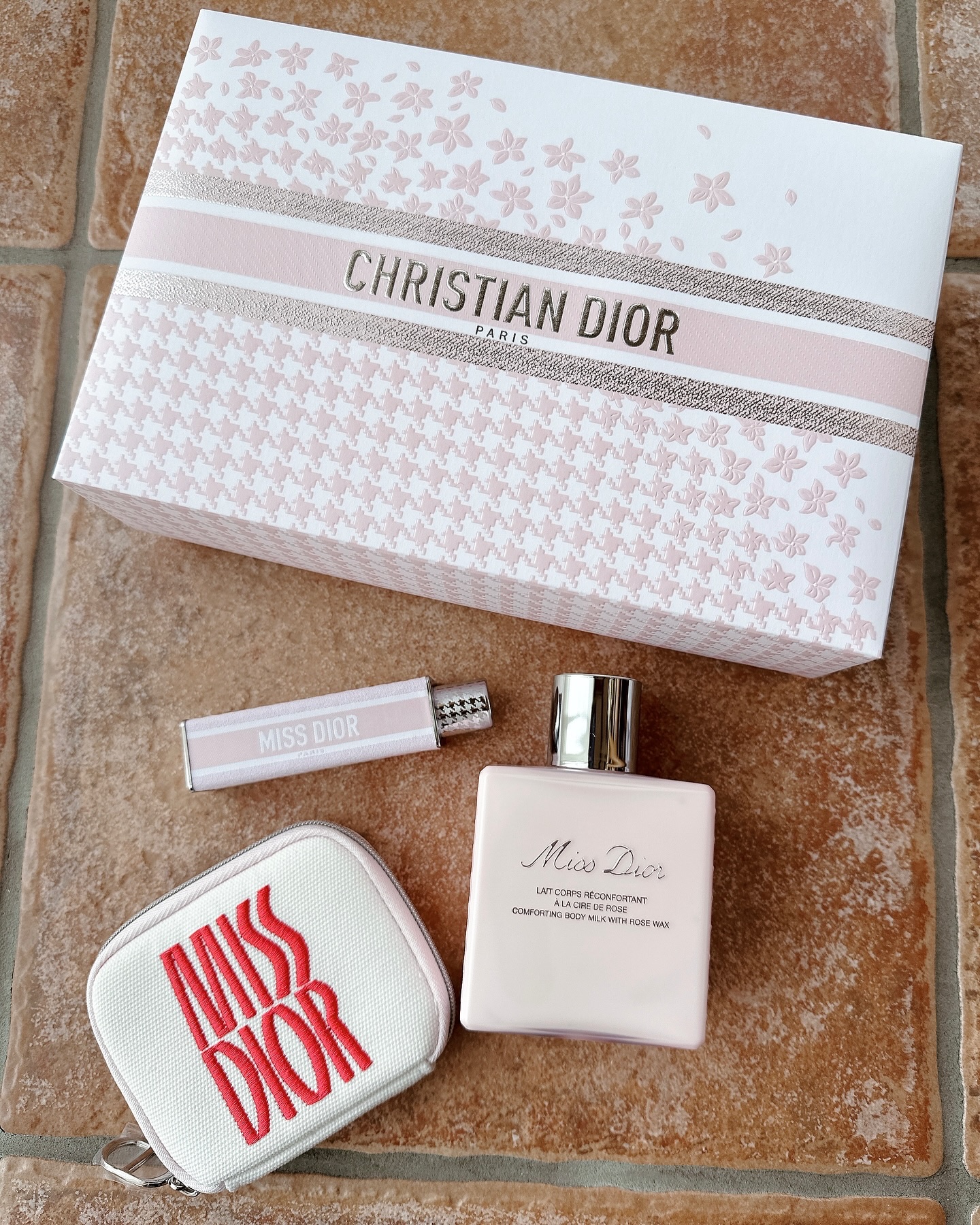 新品未開封ミスディオールボディミルク　おまけ2点付き DIOR】 【新作】ミス ディオール ボディ ミルク 人気製品