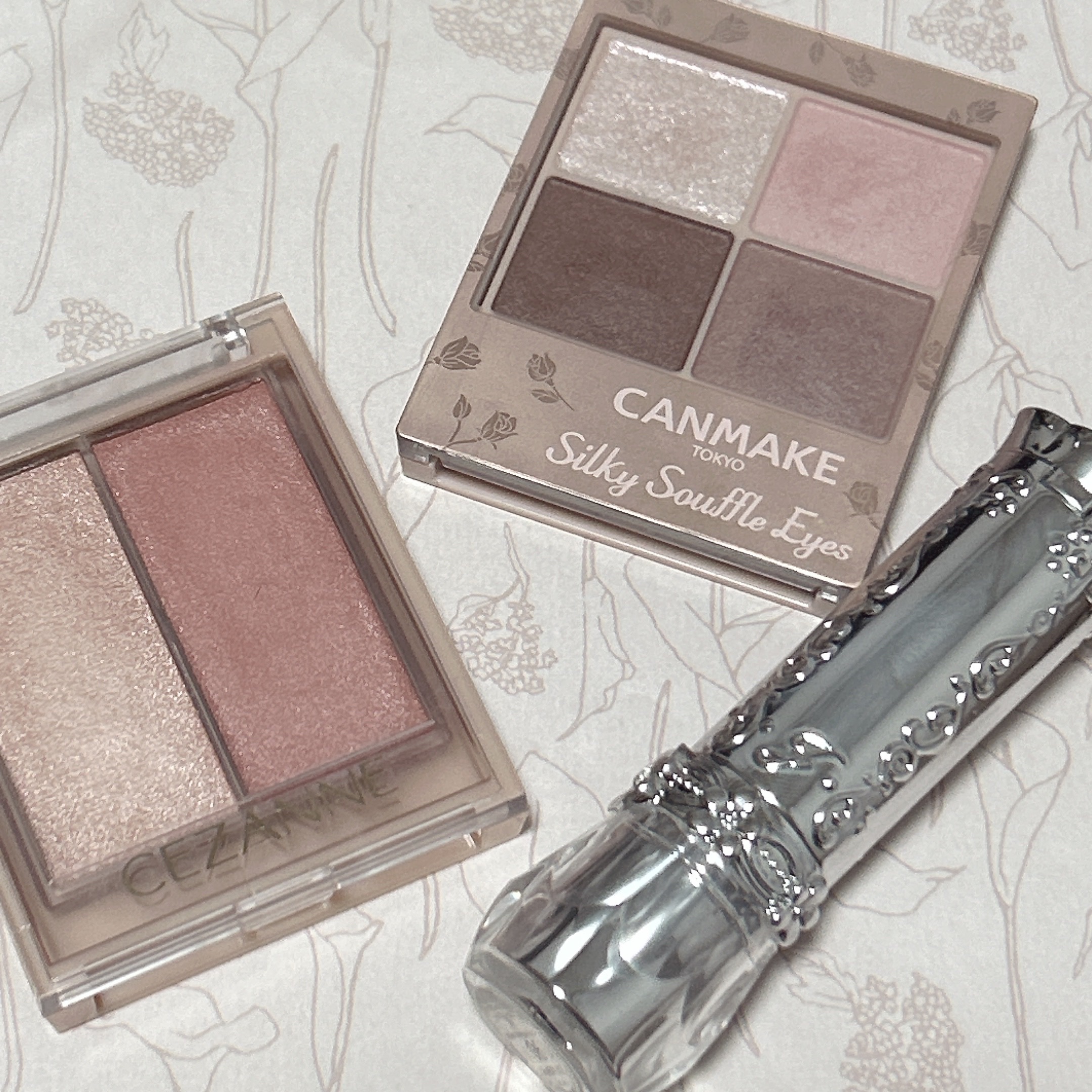 #今日のメイク

バブみのあるかわいいカラーのリップをメインにしたいので他のパーツのメイクは大人しめにしました。

アイメイク
キャンメイク シルキースフレアイズ マットタイプ M07 チュチュバレリーナ

チーク
CEZANNE フェイス