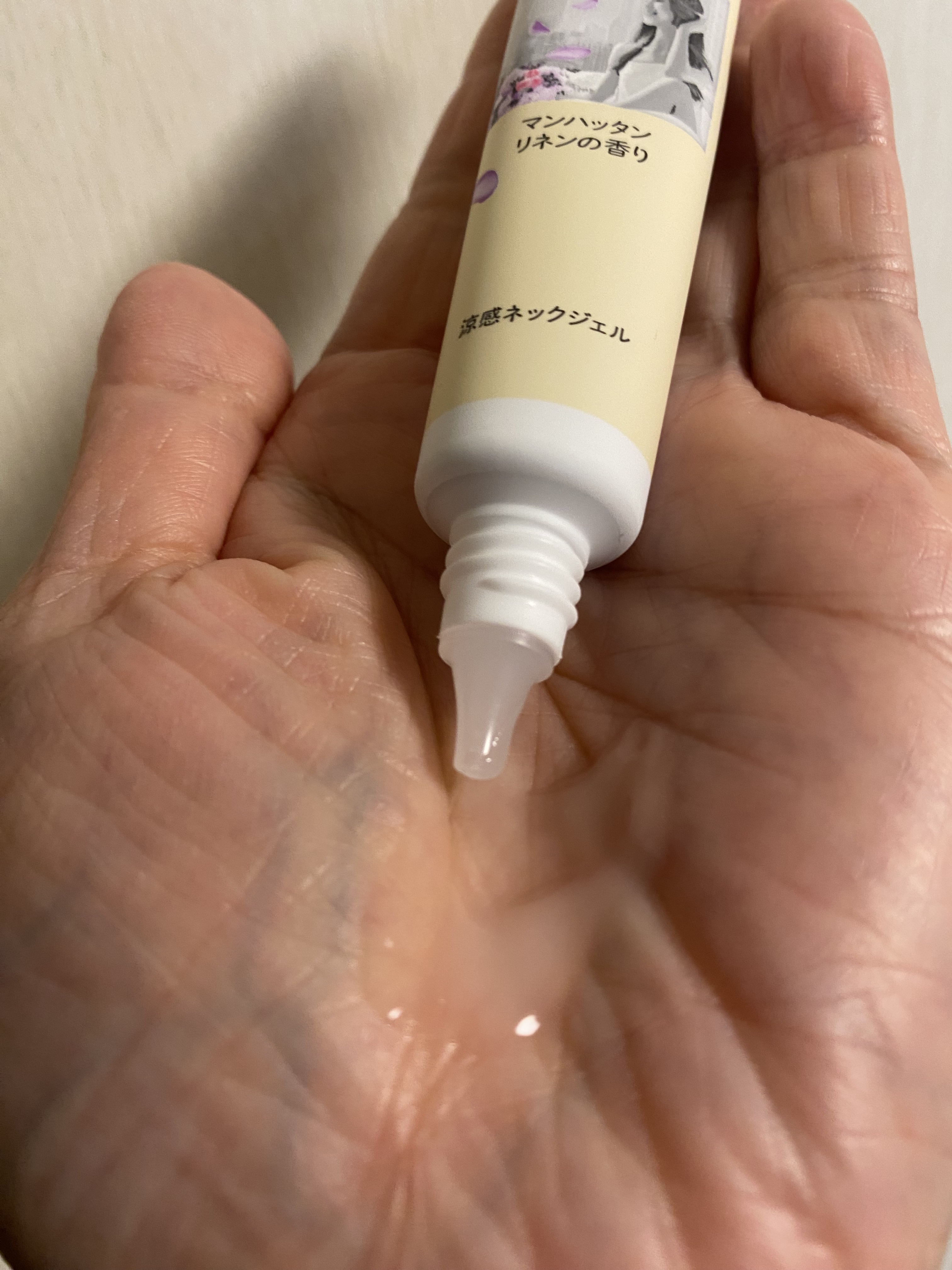 8x4 アロマスイッチ 涼感ネックジェル パリスブーケの香り/８ｘ４/デオドラント・制汗剤を使ったクチコミ（2枚目）