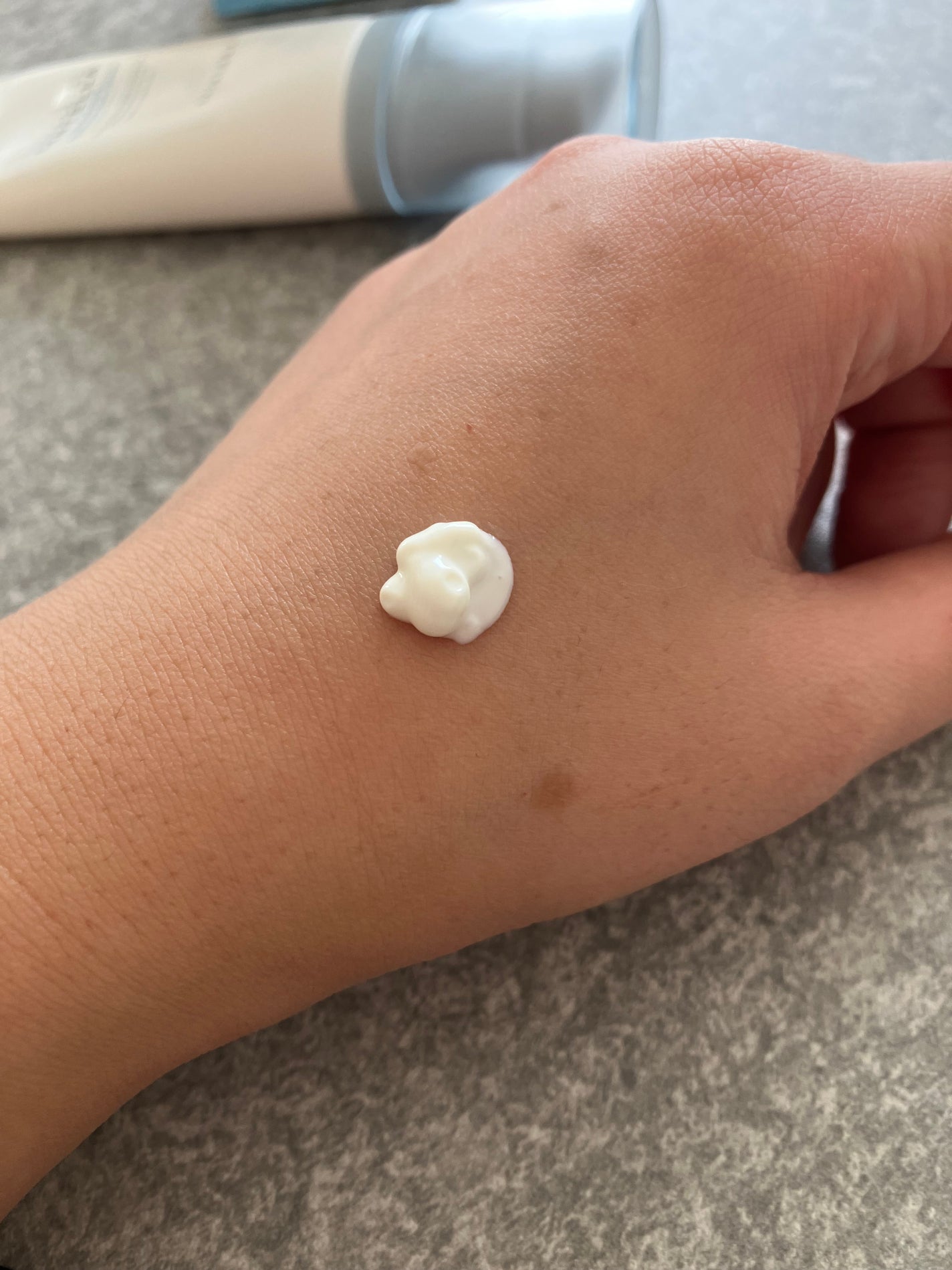 ヒアルーシカ ウォーターフィット サンセラム/SKIN1004/日焼け止めローションを使ったクチコミ(2枚目)