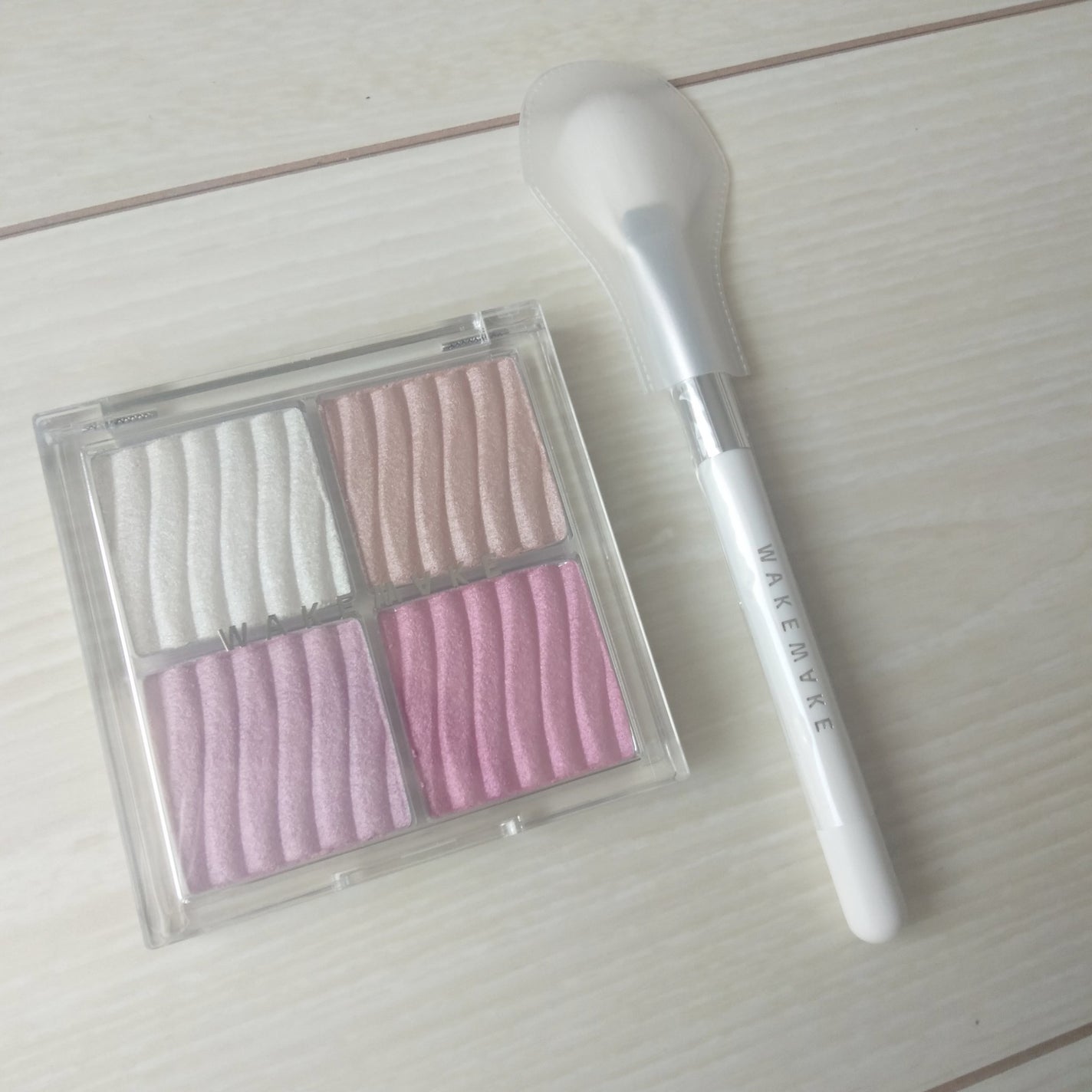 グロウコントゥアリングハイライターパレット/wakemake/パウダーハイライトを使ったクチコミ(2枚目)