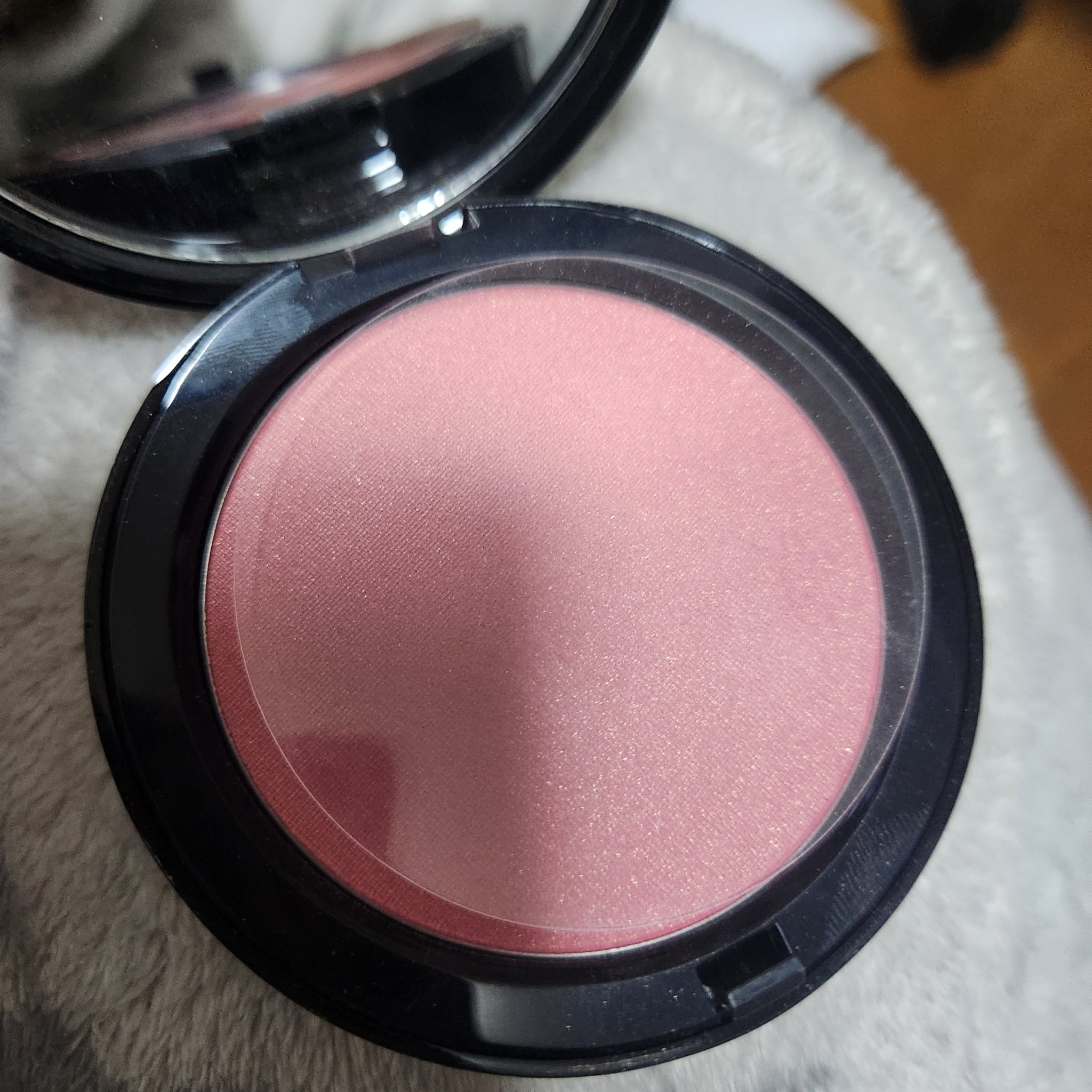 イルミネイティング ブロンジング パウダー/BOBBI BROWN/プレストパウダーを使ったクチコミ（2枚目）