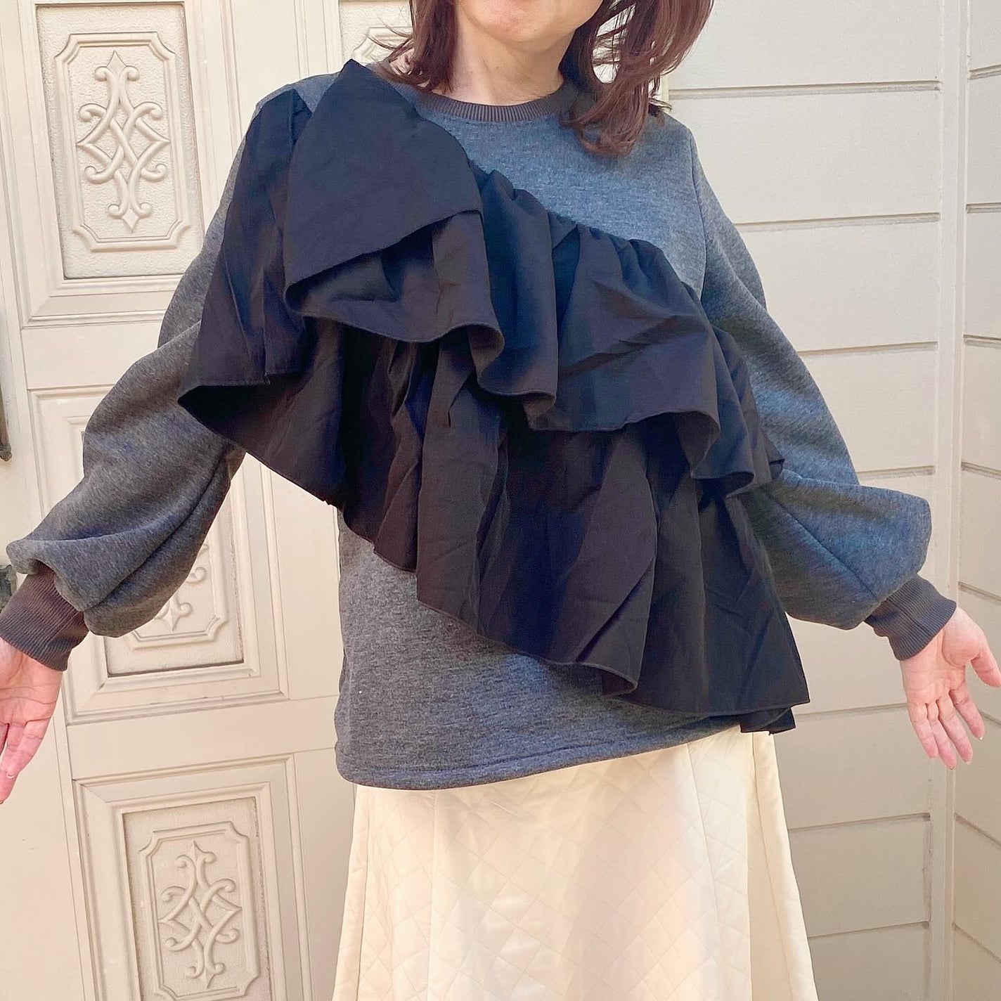 カラリスト☆*°モカママ on LIPS 「.【Freneショルダーフリルプルオーバー/グレー】通販ファッ..」(6枚目)