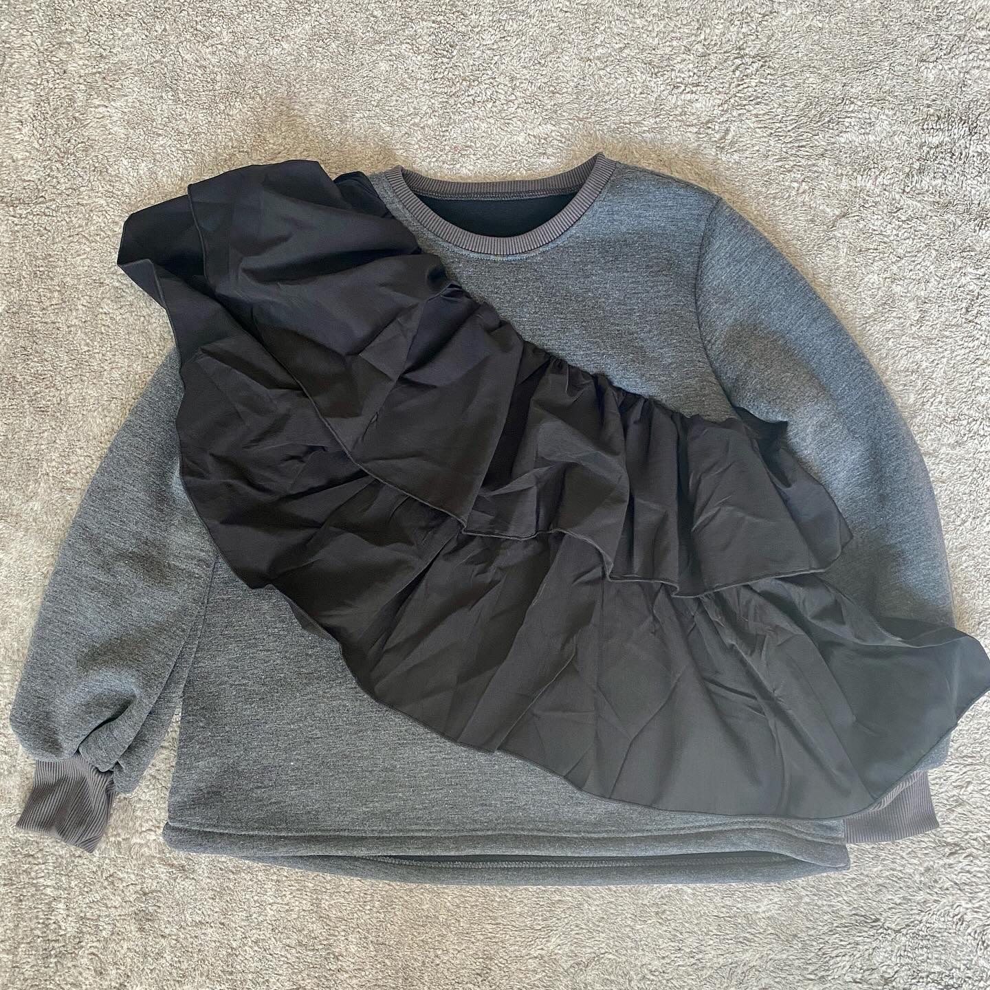 .
【Frene ショルダーフリルプルオーバー/グレー】

通販ファッションサイトFrene

ちょっと可愛い女心をくすぐるデザインのお洋服が揃ってる

シンプルなお洋服ってもちろんコーディネートしやすいし、抵抗なく着られるんだけど、少しポ