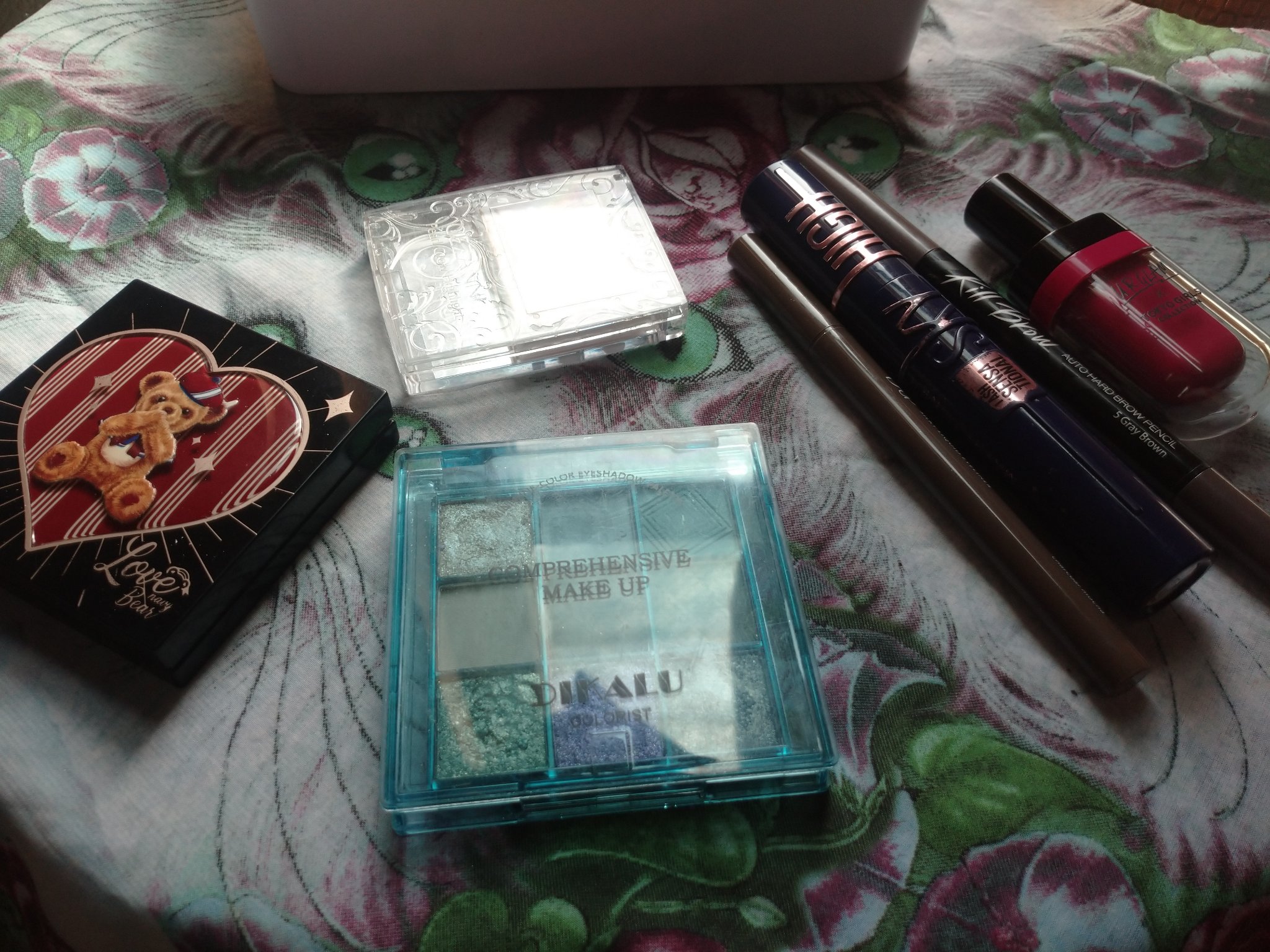 DIKALU MINI NINE-COLOR EYESHADOW PALETTEのクチコミ「🌷今日のメイク🌷

朝のスキンケア後

ニベアUV ウォータージェルEX
MISSHAM クッ.....」（2枚目）