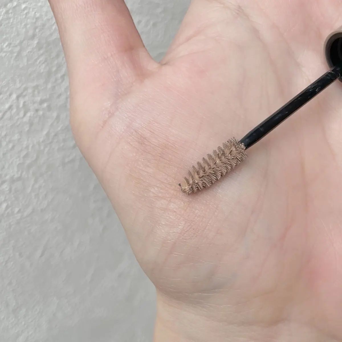 pdc ピメル　うそつき眉マスカラ　マイルドベージュのクチコミ「うそつき眉マスカラいいかも。

うそつきマスカラのシリーズから出た眉マスカラです。

「のっぺ.....」（2枚目）