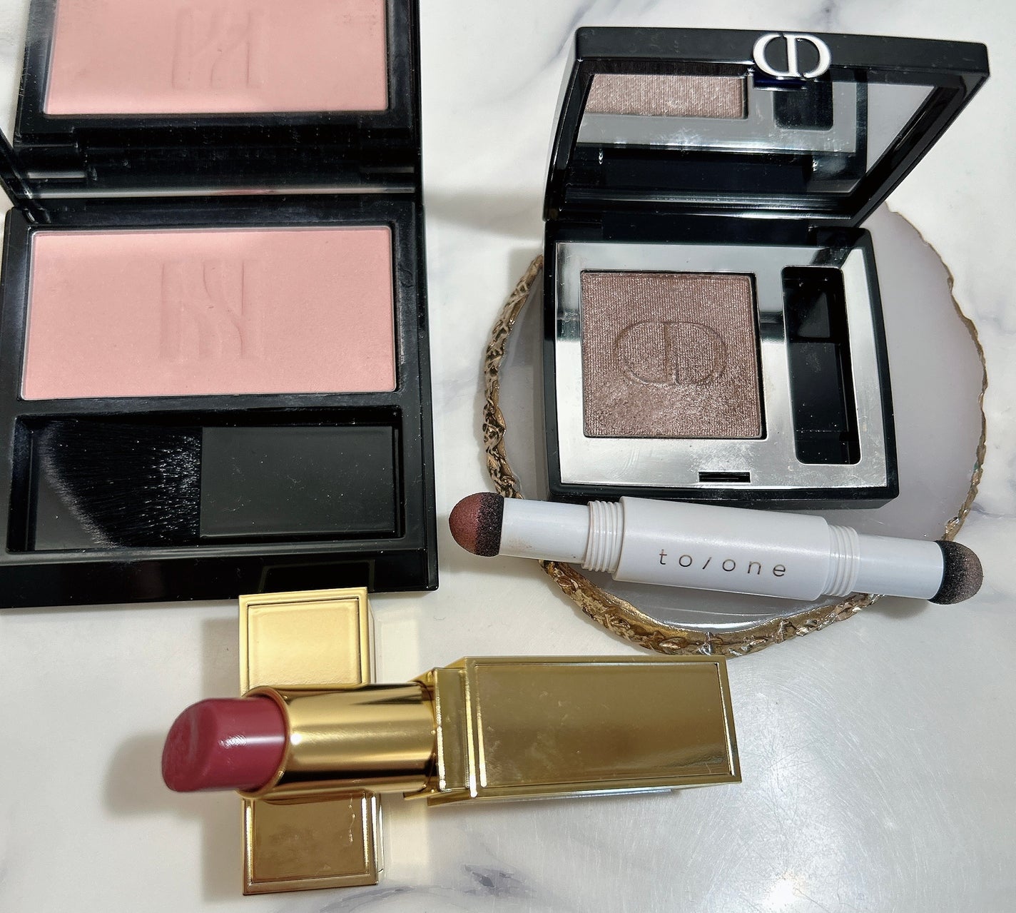 フラワーダスト アイシャドウ/to/one/スティックアイシャドウを使ったクチコミ(2枚目)