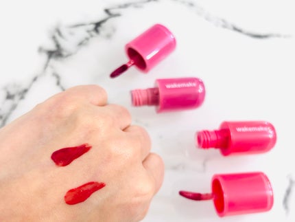 wakemake ウォータフルグロウティントのクチコミ「ころんとしたでざでで持ち運びしやすいサイズ。みずみずしいウォータリーティントで、軽いのに唇にし.....」(2枚目)