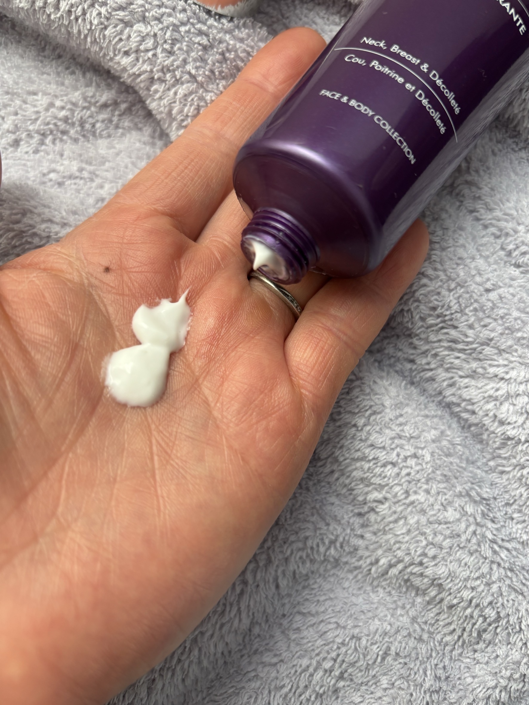 CASMARA カスマラ テンスリフトのクチコミ「ダイエットとアンチエイジングを兼ねて、最近、肩とデコルテのマッサージ動画をYouTubeで見て.....」（1枚目）