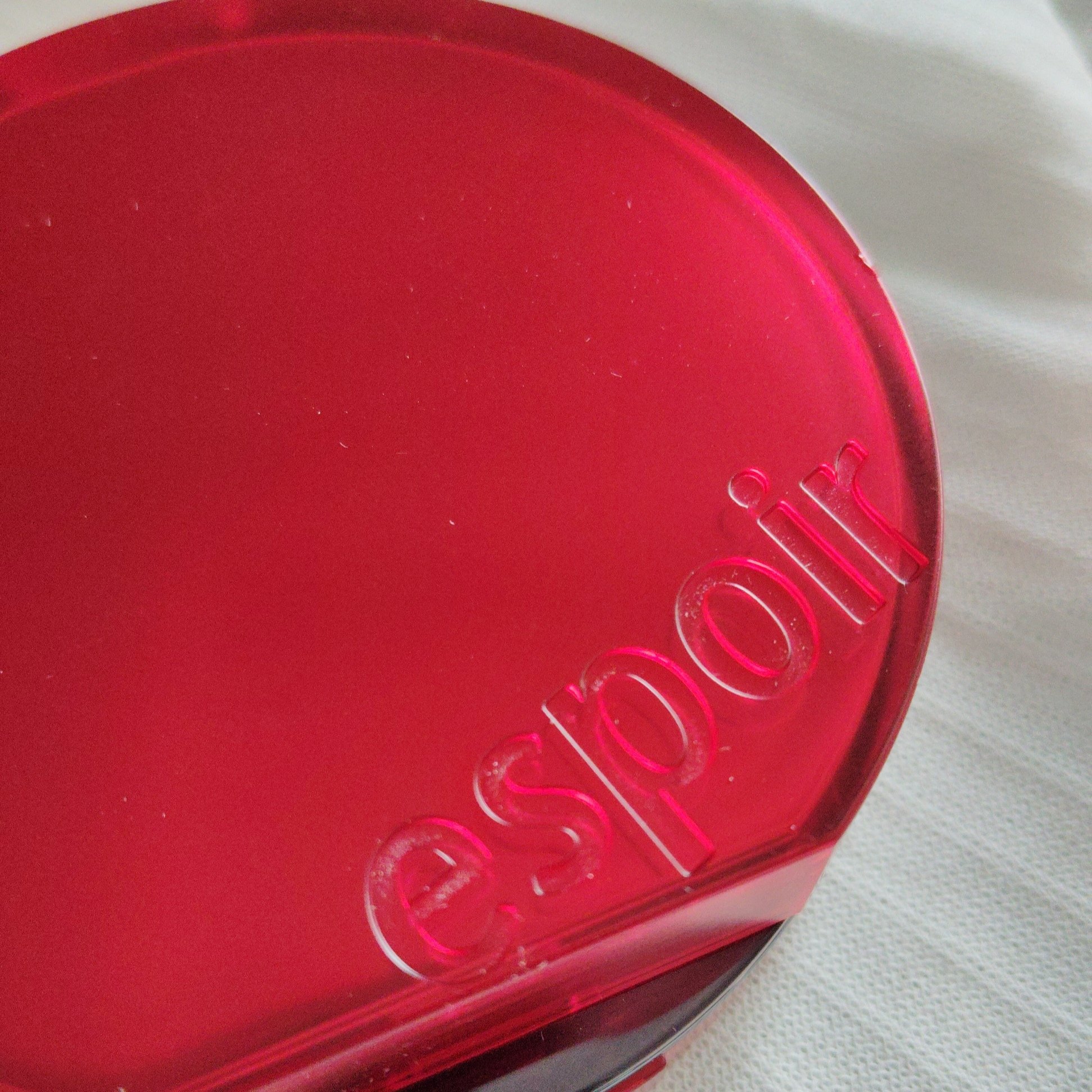 超密着カバー力はそのままに新しくなった
【 エスポア ビーベルベット カバークッション】

真っ赤なデザインのこのクッションファンデ。
元のデザインもかっこよかったですが、一段と洗練された気がします。
（パフは予備もついていました）

そし