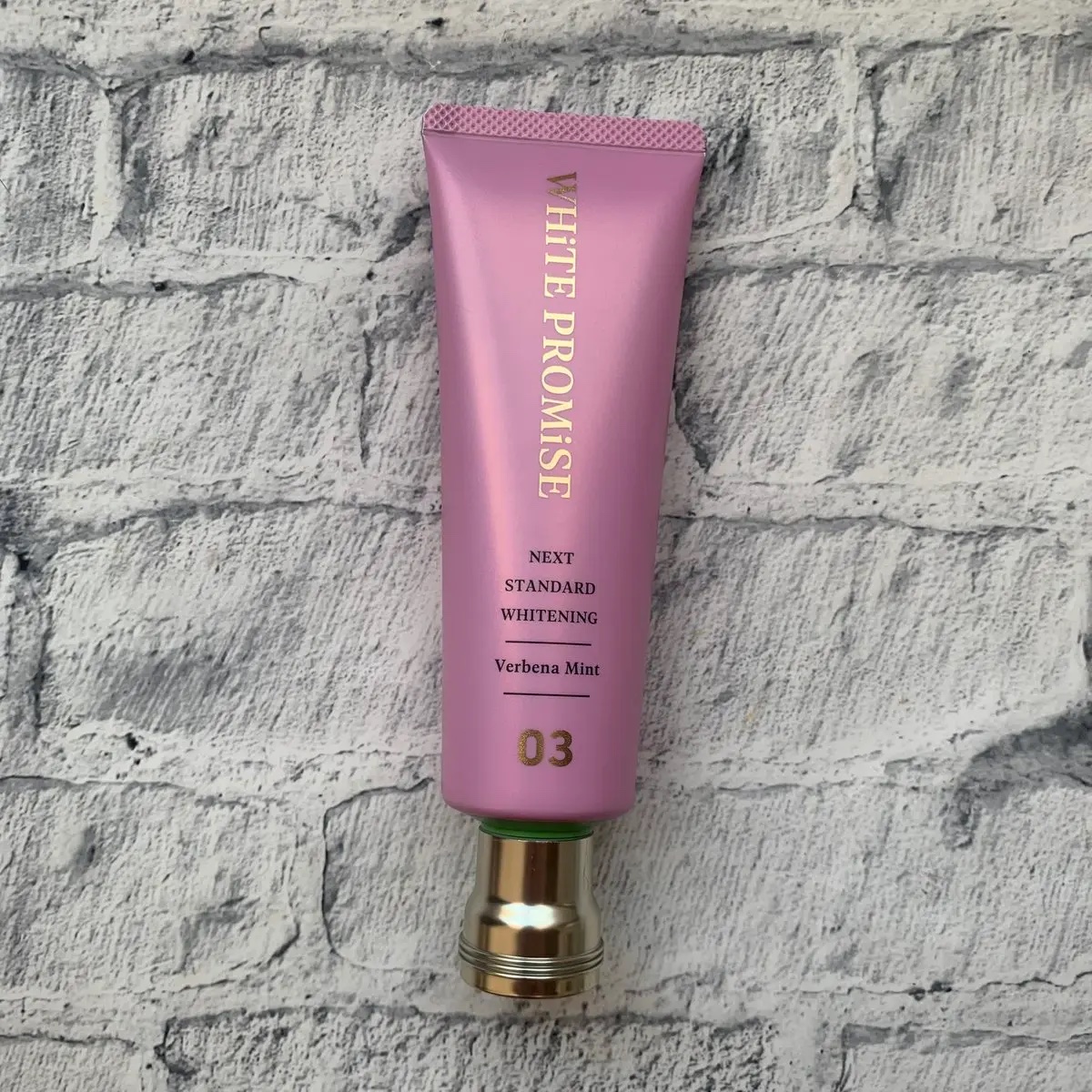 #PR #ホワイトプロミス

「美容液発想」のホワイトニング*歯みがき粉 、WHiTE PROMiSE。
03はヴァーヴェナミントだけど他に 「ヨーグルト」や「柚子」など、歯みがき粉では珍しいフレーバーも✨
見た目かわいいし磨き心地も爽やか