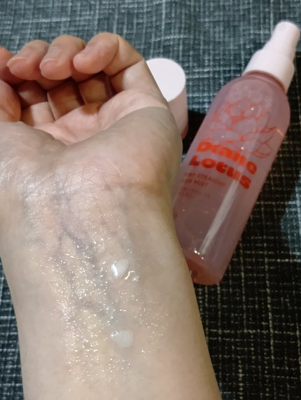 ダイアン ロータス ワンデーストレート ヘアミスト ティー&シトラスの香りのクチコミ「片手で持ちやすいサイズ感。
シャンプー後のしめった髪にも、乾いた髪にも使えるので電離ですね。.....」(3枚目)