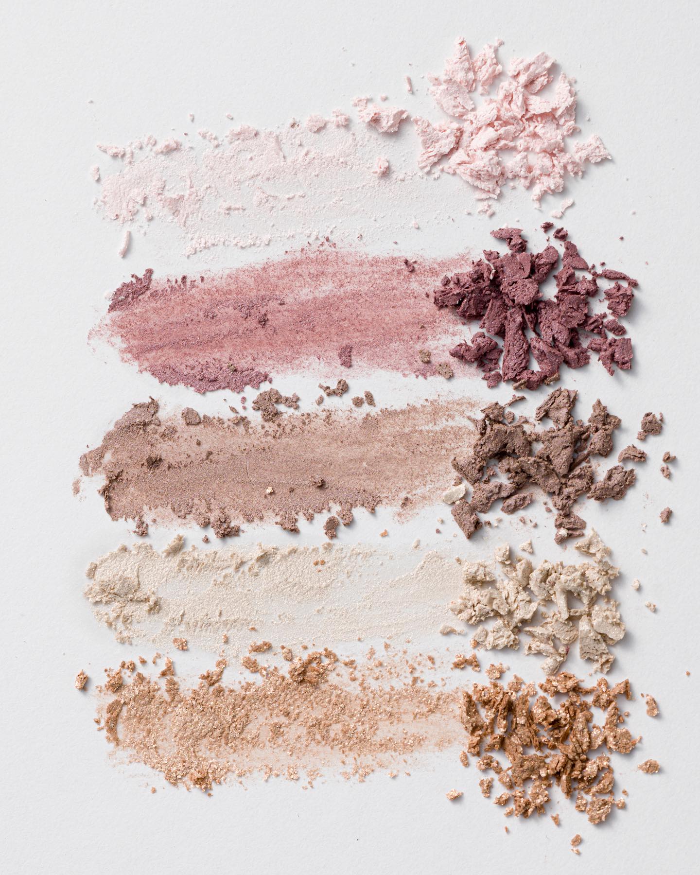 .
3/21より全国発売を開始している新色アイカラーをご紹介🌸柔らかな春を彩る限定色となっています🩷

▼コンセプト
Hanagasumi Dream
（ハナガスミドリーム）
満開の桜が、遠目には霧がかかったように白く見える美しい情景�