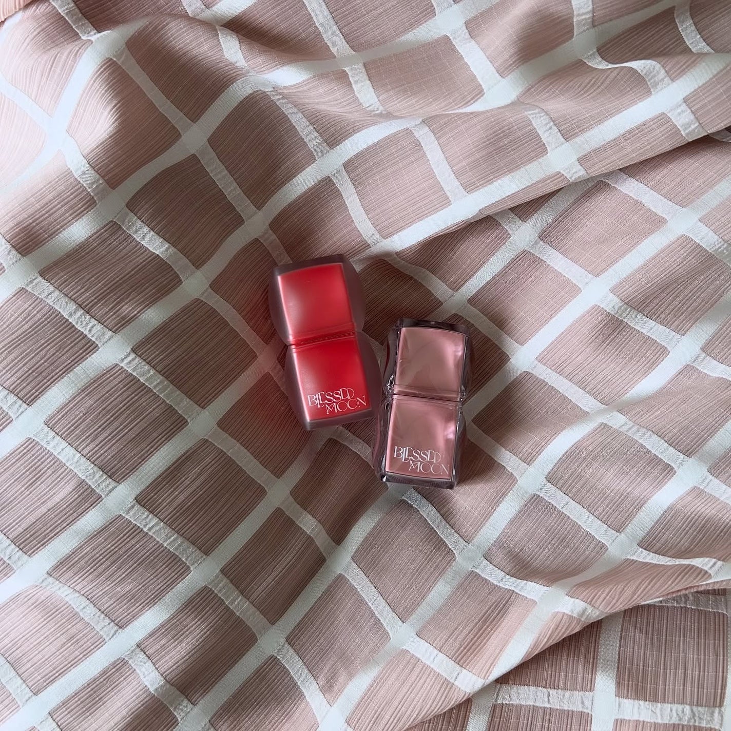 Luna on LIPS 「𝐁𝐋𝐄𝐒𝐒𝐄𝐃𝐌𝐎𝐎𝐍ぷるぷるや🥺🤍重ねれば重ねるほど高発色で..」(4枚目)