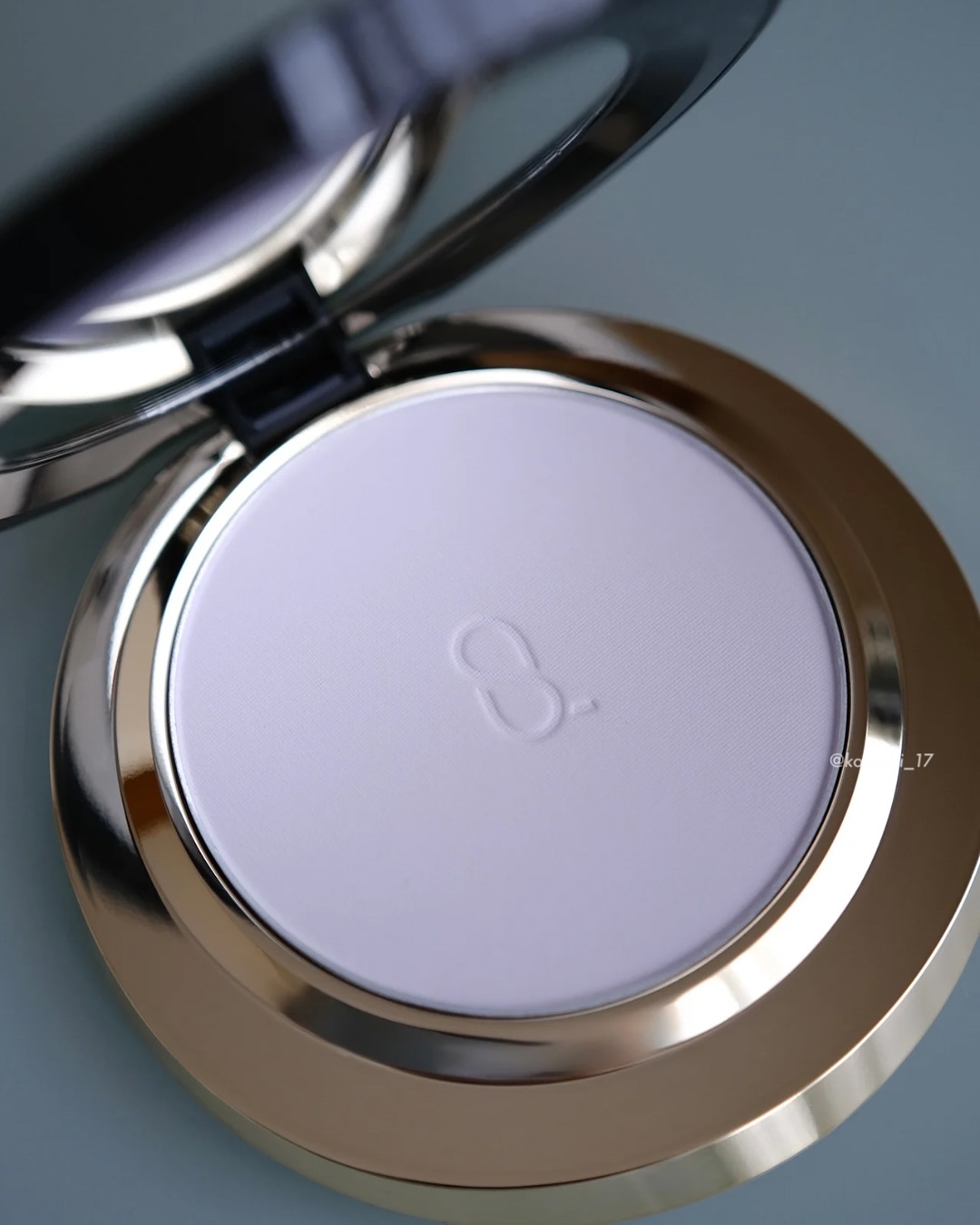 SUQQUの新作パウダー良かったよー！
メイクの色味や質感を邪魔せずに、透明感をプラスできる💎

••┈┈┈┈┈┈┈••

SUQQU
ソフト マット セッティング パウダー

••┈┈┈┈┈┈┈••

ং 使用感

質感	しっとり 薄い