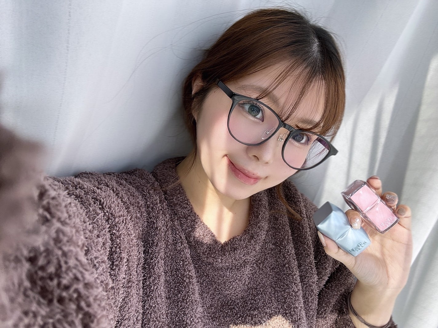 Luna on LIPS 「𝐁𝐋𝐄𝐒𝐒𝐄𝐃𝐌𝐎𝐎𝐍ぷるぷるや🥺🤍重ねれば重ねるほど高発色で..」(1枚目)