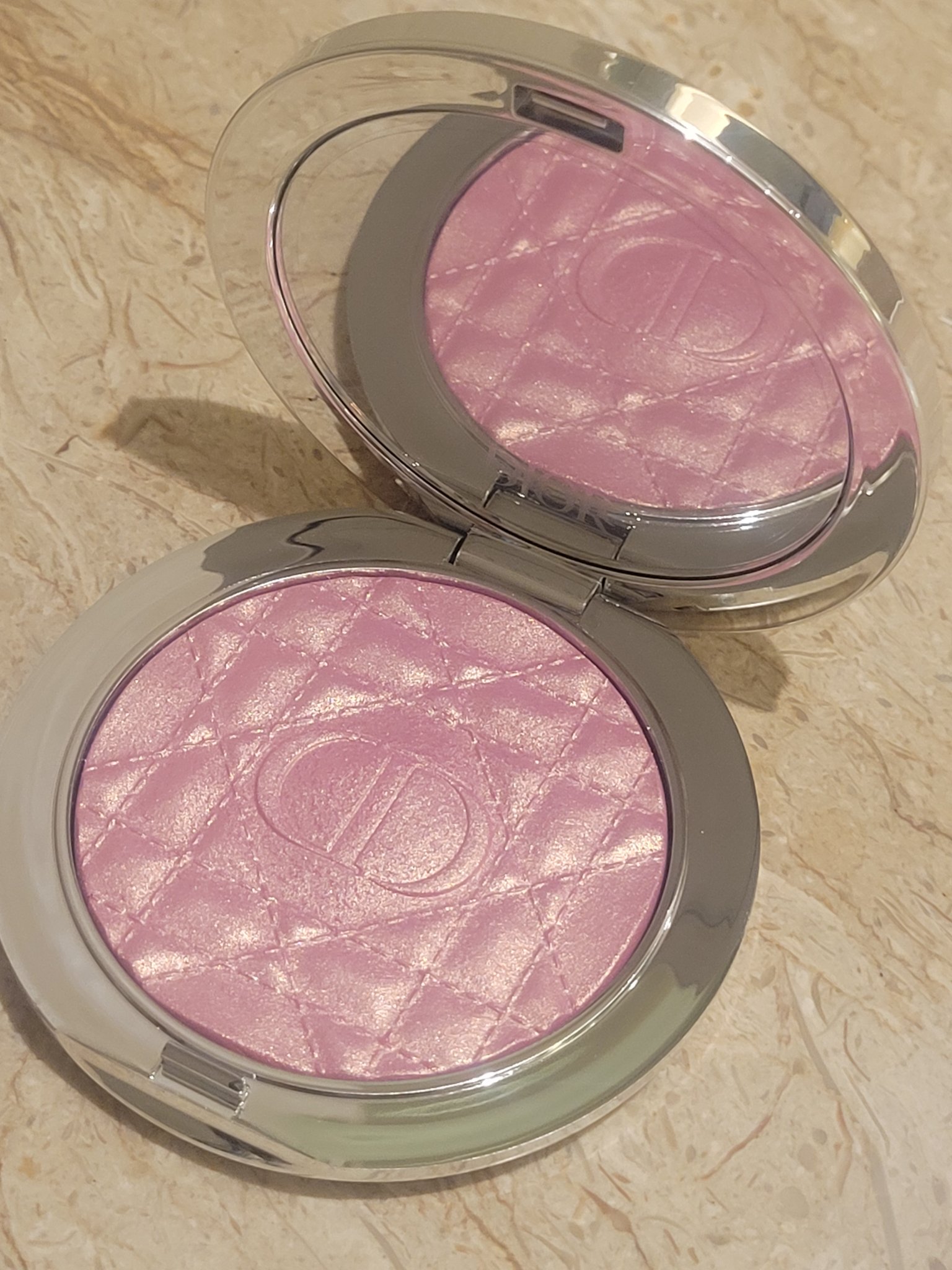 ディオールスキン フォーエヴァー グロウ ルミナイザー 04 ピンク ストロボ/Dior/ハイライトを使ったクチコミ（1枚目）