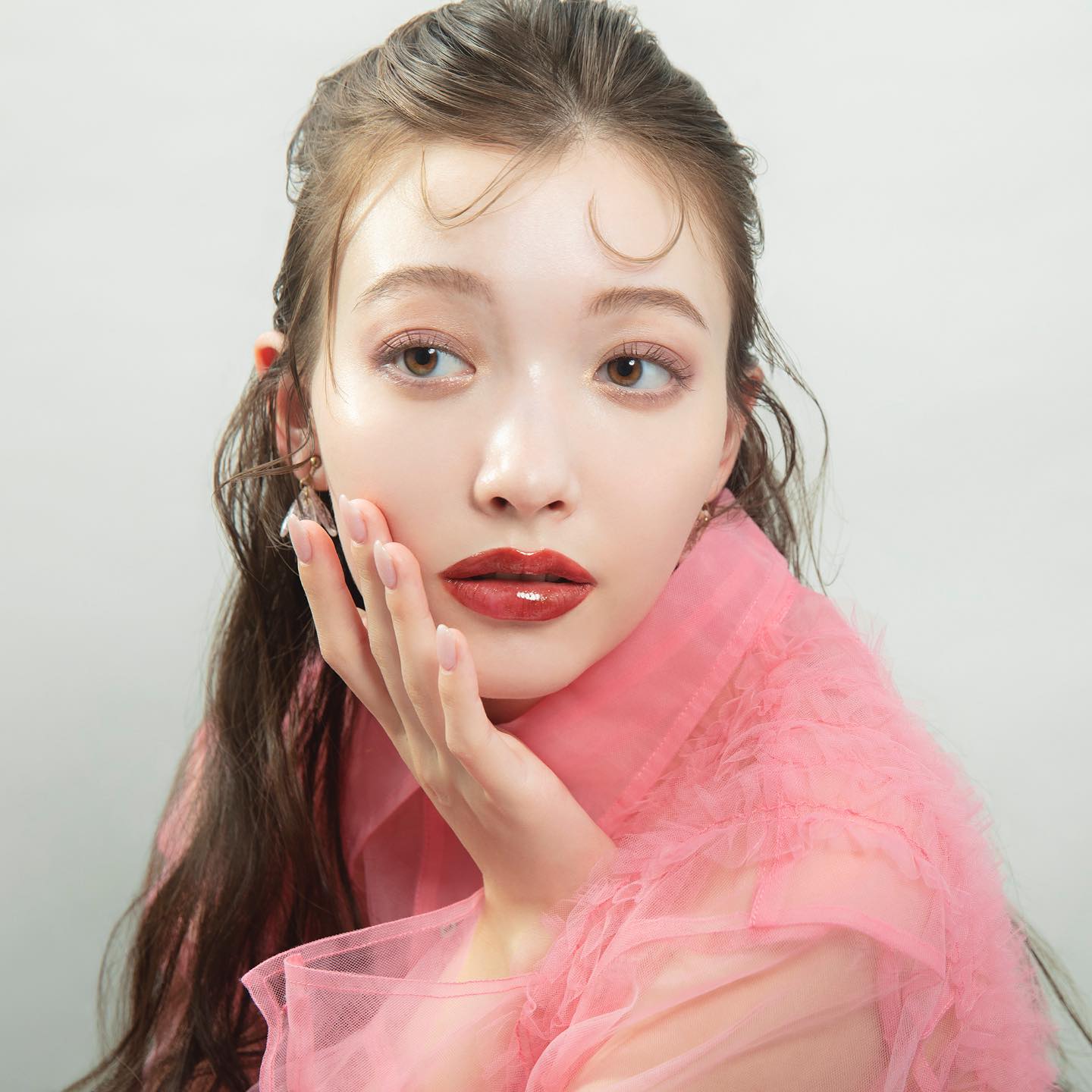 .
2025年春のコレクション「Hanagasumi Dream（ハナガスミドリーム）」🌸
柔らかな春を彩る限定色の仕上がりイメージを初披露！

使用アイテム☟
◼︎リップバルーン/リップ
104 こなれシナモンレッド※限定色
速攻垢抜け