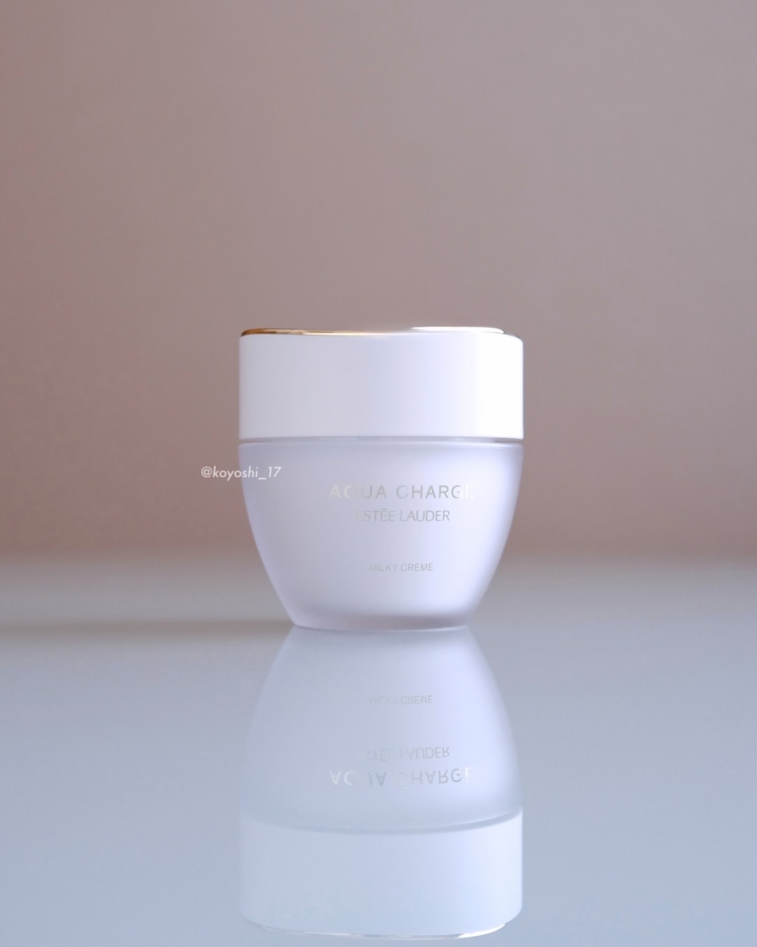 とっても好き🩵ひんやりぷるんとした肌になれて嬉しいー！
塗り心地や後肌についてメモするね🌸

成分や特徴はぜひ商品ページを検索してじっくり読んでみて！

••┈┈┈┈┈┈┈••

ESTEE LAUDAR

アクア チャージ 薬用 ミル