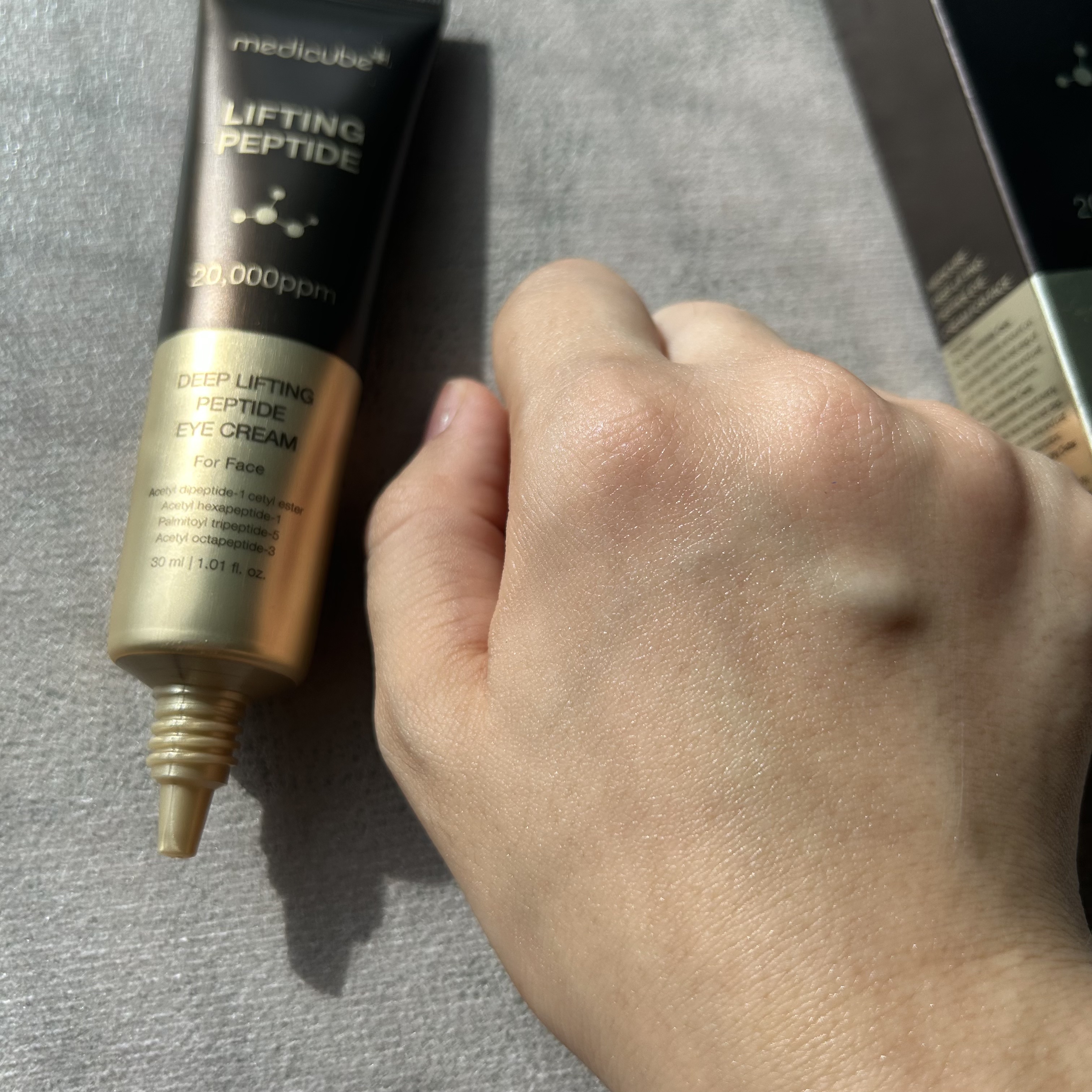 ディープリフティングアイクリーム/MEDICUBE/その他スキンケアを使ったクチコミ（3枚目）