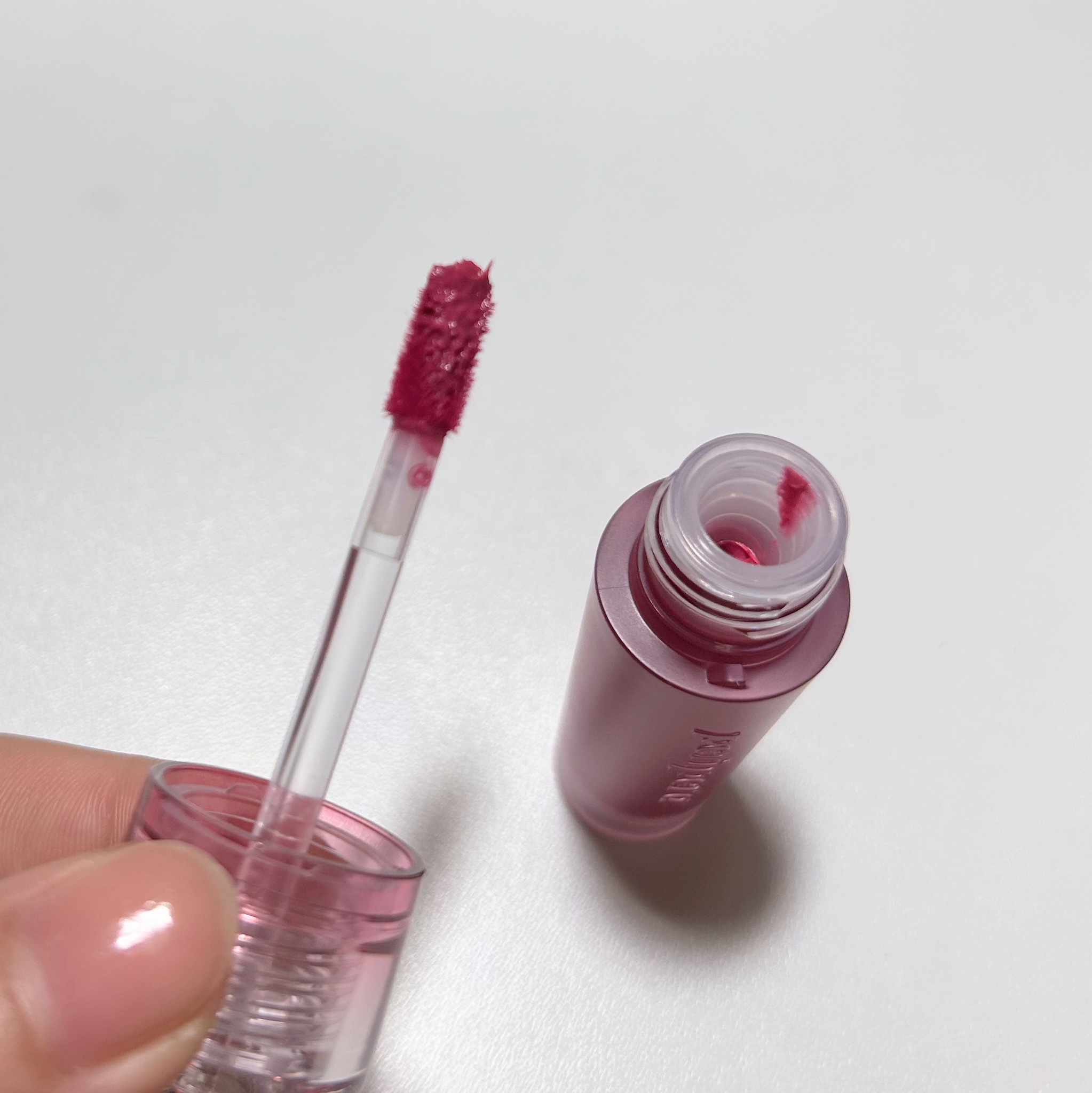 PERIPERA ペリペラ インク ジェラブル ティントのクチコミ「色も味も匂いもぜーんぶベリーでびっくりしました！
マットとツヤが混じったようなすごく不思議なテ.....」（3枚目）