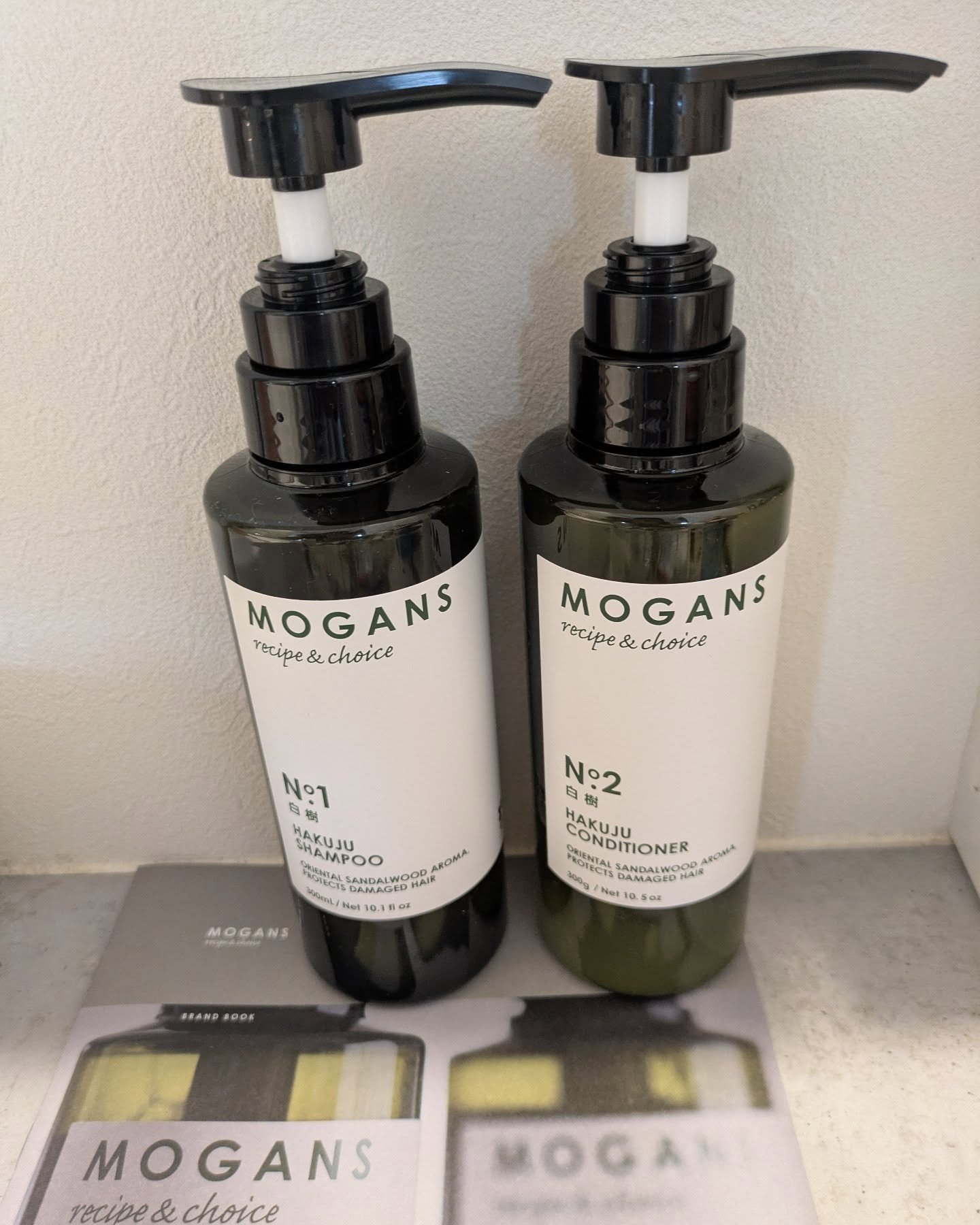 .
（モーガンズ）の白樹シャンプー/コンディショナーを使用してみたよ🧴🫧

12の無添加で肌に優しい成分をたくさん使った商品だから家族皆で使えるのが嬉しい♡

ノンシリコンなのに泡立ちがよくて洗いあがりはサラサラでサンダルウッドの香りが