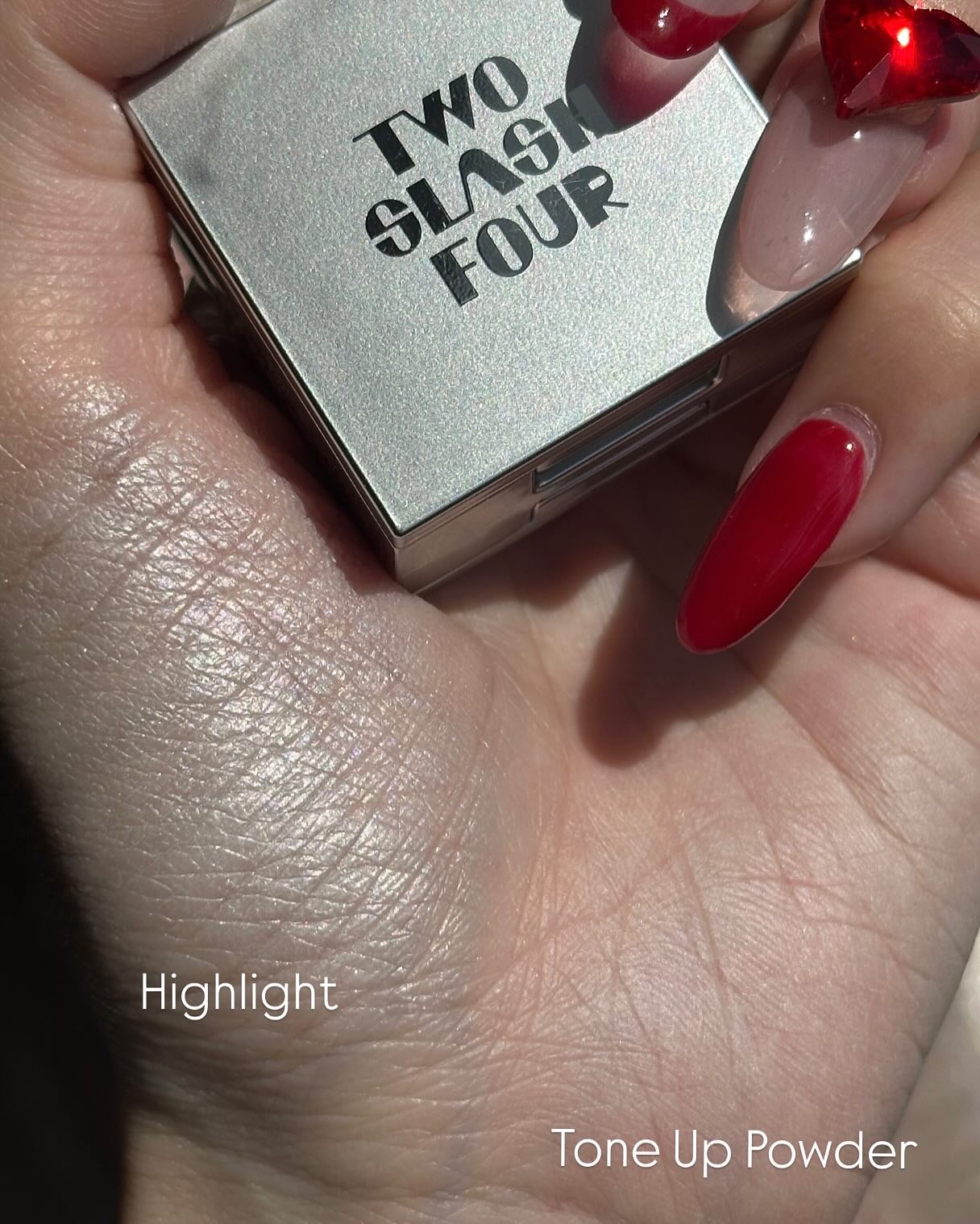 ストロビングフェイスキューブ/TWO SLASH FOUR/ハイライトを使ったクチコミ（3枚目）