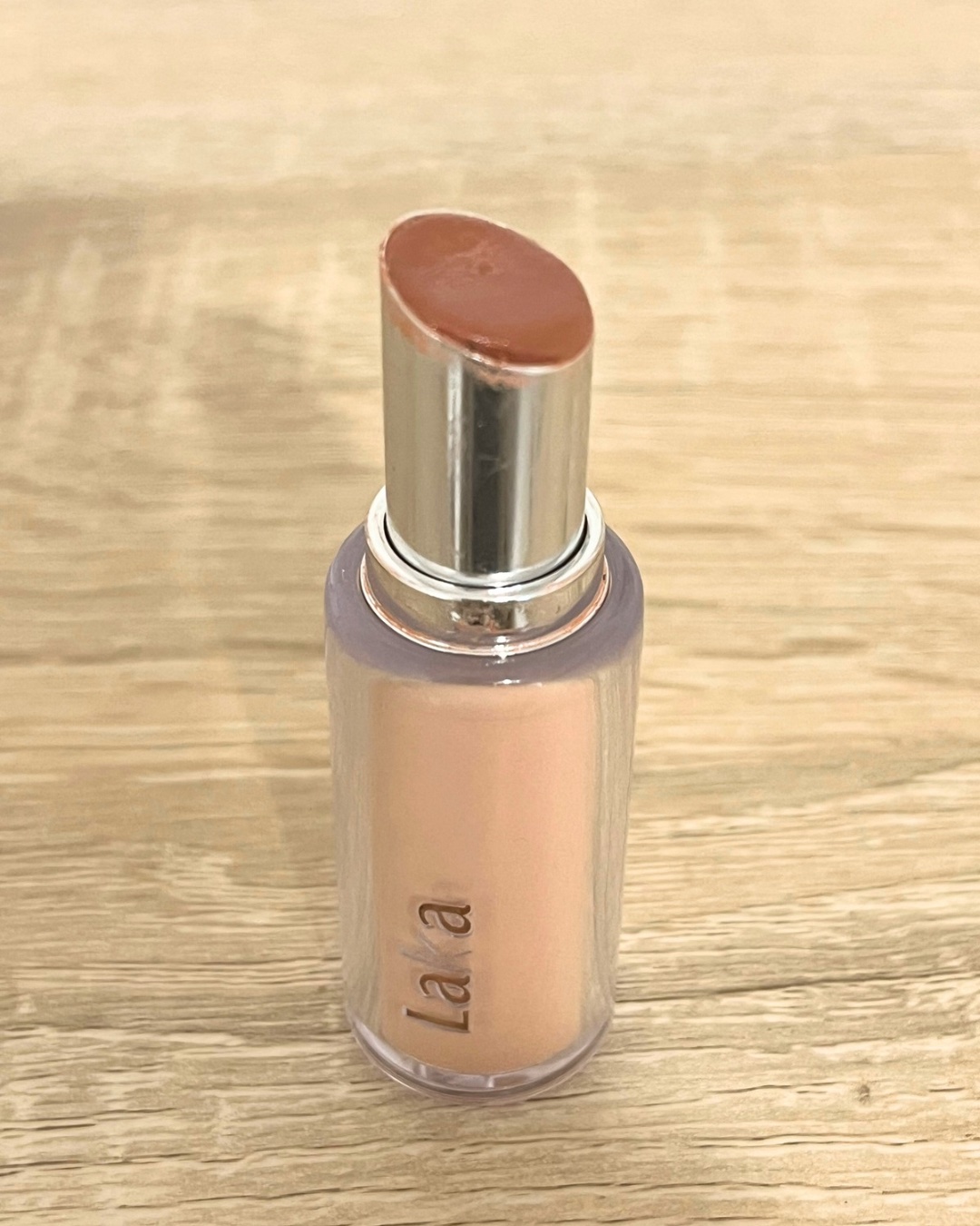 唇に青みがあってくすんでるのが悩みなので、黄味強めの口紅を探して購入しました。

︎♣︎──────────── ♣︎
Laka 
ボンディンググロウリップスティック
212 パパイア
♣︎ ──────────── ♣︎

実物の色味は思