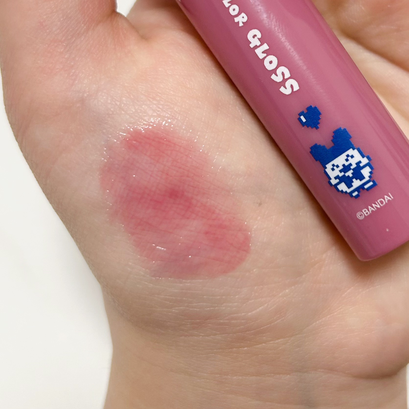 グラスティングカラーグロス 04（『たまごっち』デザイン）/rom&nd/リップグロスを使ったクチコミ（2枚目）