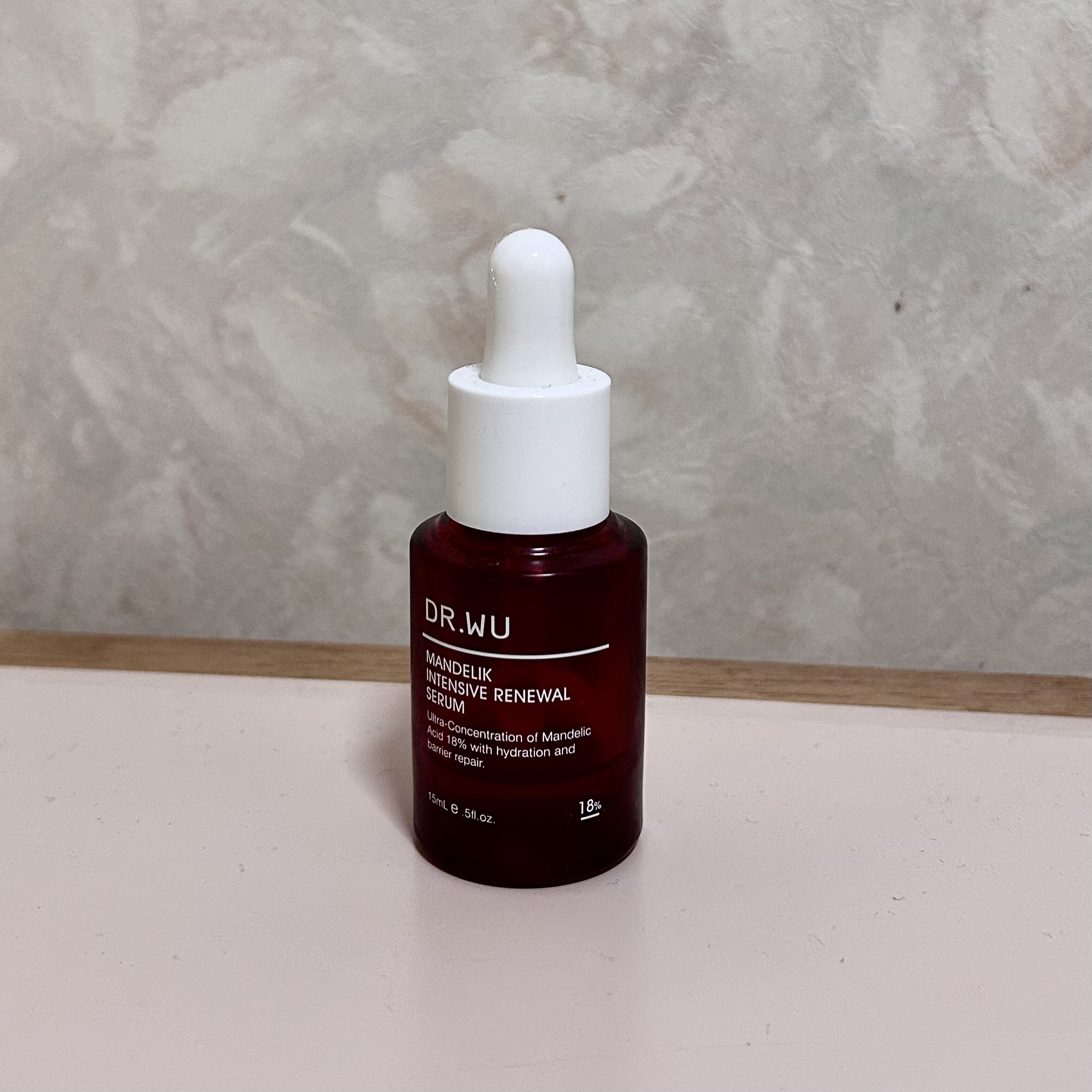 使い切りレポ！

毛穴やニキビ跡が気になったため購入した物です。
テクスチャーは水みたいです。原料特有の匂いがします。私は我慢できましたが、気になる人はいると思うくらい独特な匂いがします。
塗った翌日はニキビ跡の付近が皮剥けが起こりますが、