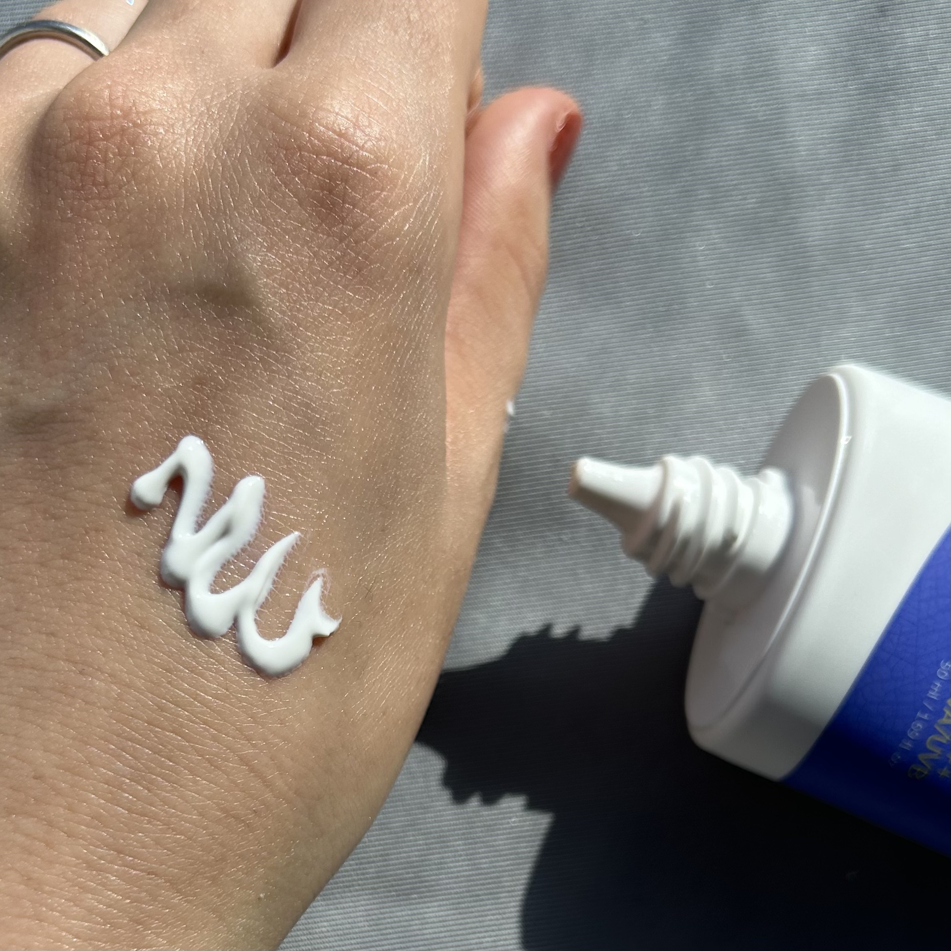 Isntree ヒアルロン酸ウォータリーサンジェルのクチコミ「ヒアルロン酸ウォータリーサンジェル 50ml
美容クリームみたいにもちっと仕上がる、
ベースメ.....」（2枚目）