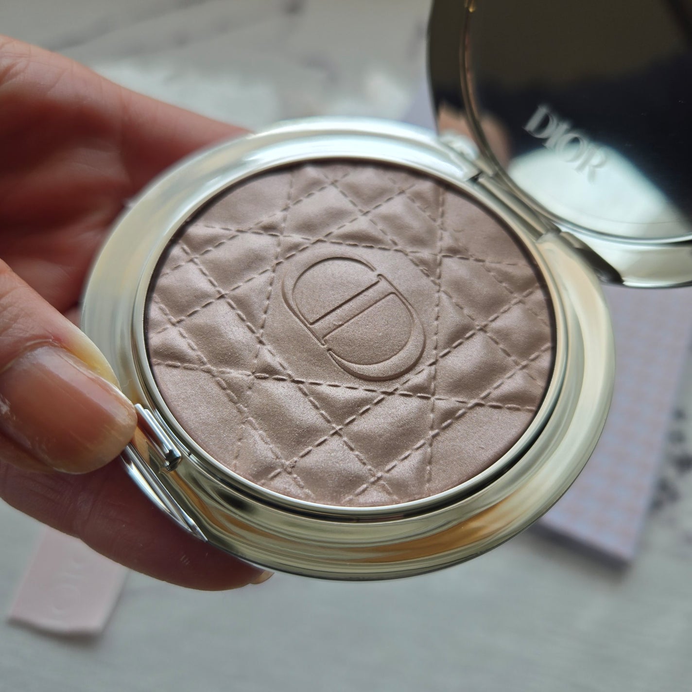 ディオールスキン フォーエヴァー グロウ ルミナイザー/Dior/ハイライトを使ったクチコミ(2枚目)