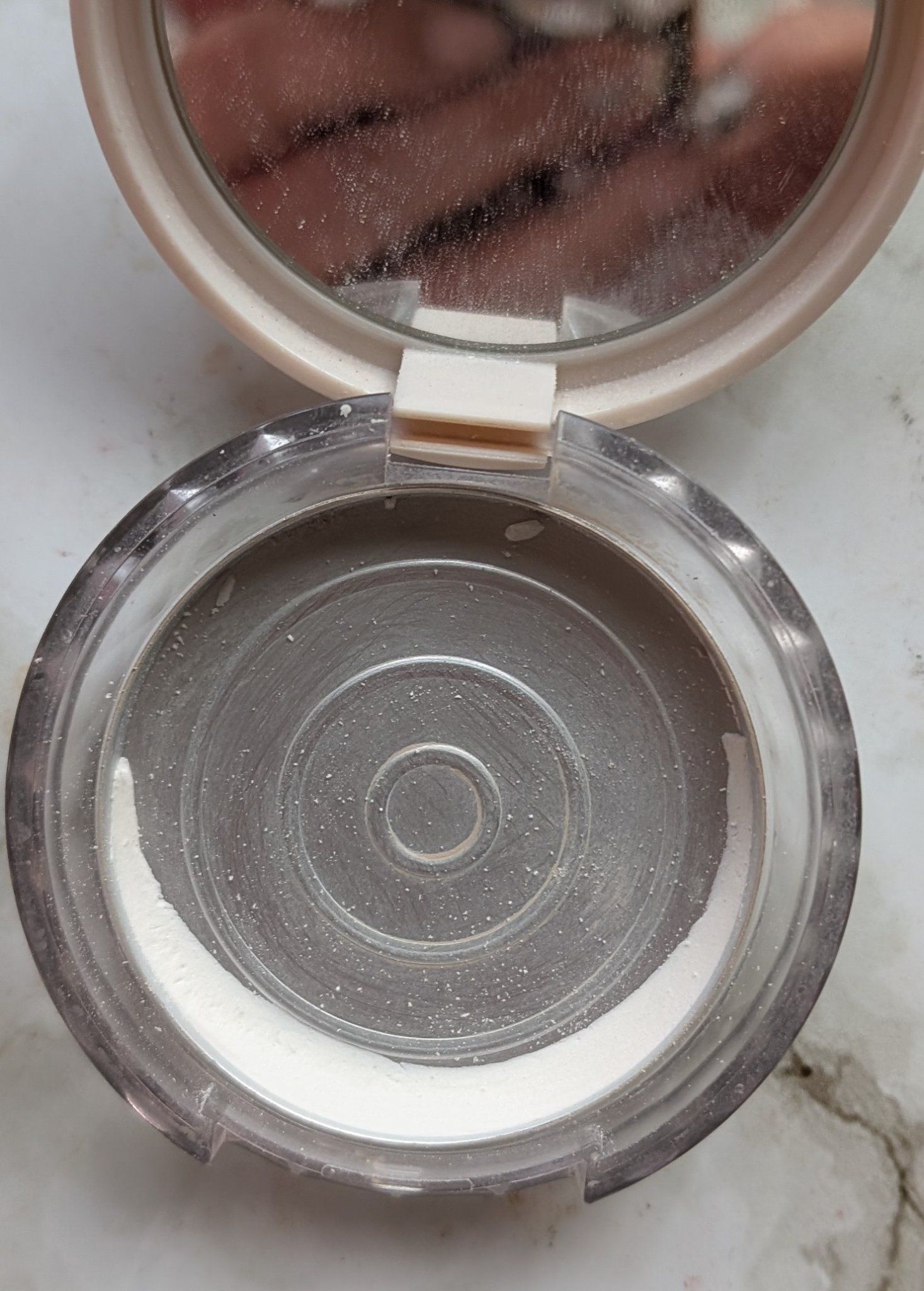 毛穴レスパウダー/CEZANNE/プレストパウダーを使ったクチコミ（1枚目）